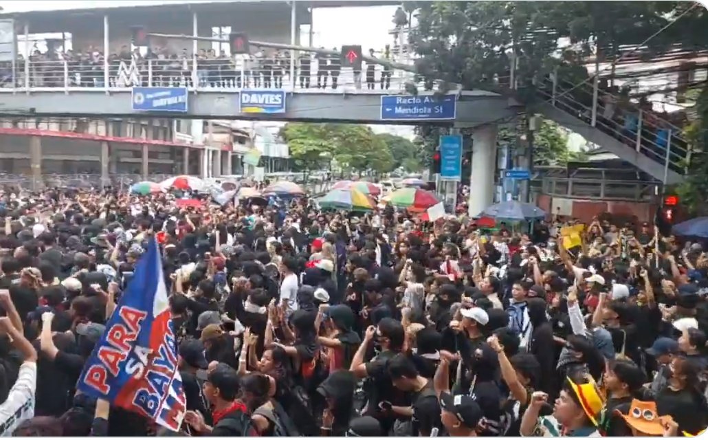 Las protestas fueron convocadas por grupos universitarios y de activistas y fueron secundadas por miles de personas