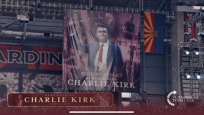 En el estadio de fútbol americano de los Arizona Cardinals, en Glendale, a las afueras de Phoenix (Arizona), y apenas once días después del asesinato de Kirk, miles de sus seguidores se congregaron para rendirle homenaje En el estadio de fútbol americano de los Arizona Cardinals, en Glendale, a las afueras de Phoenix (Arizona), y apenas once días después del asesinato de Kirk, miles de sus seguidores se congregaron para rendirle homenaje