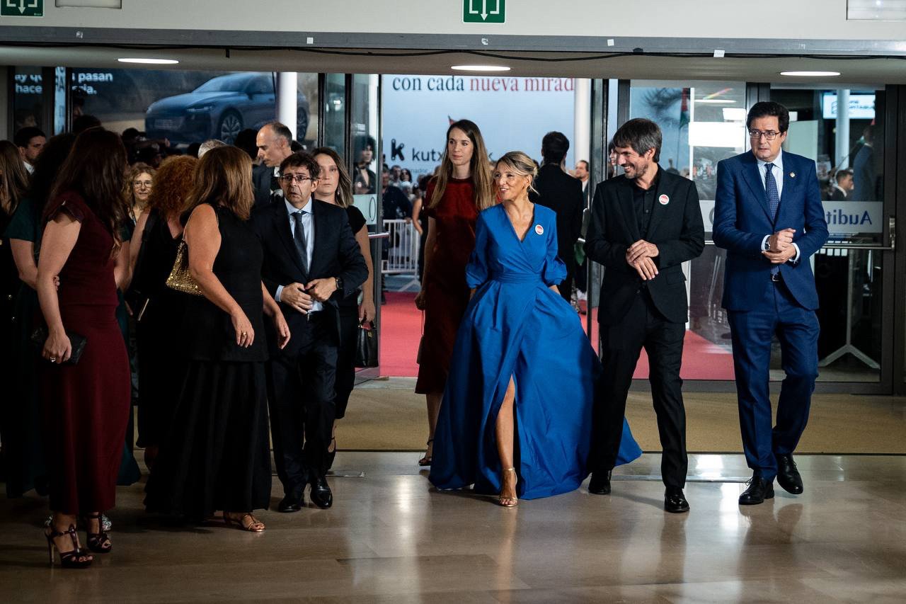 Y más, la AIReF alerta que la subida del SMI del año 2019 habría reducido la creación de empleo entre 0,28 y 0,45 puntos porcentuales (40.000-65.000 afiliados menos) Y más, la AIReF alerta que la subida del SMI del año 2019 habría reducido la creación de empleo entre 0,28 y 0,45 puntos porcentuales (40.000-65.000 afiliados menos)