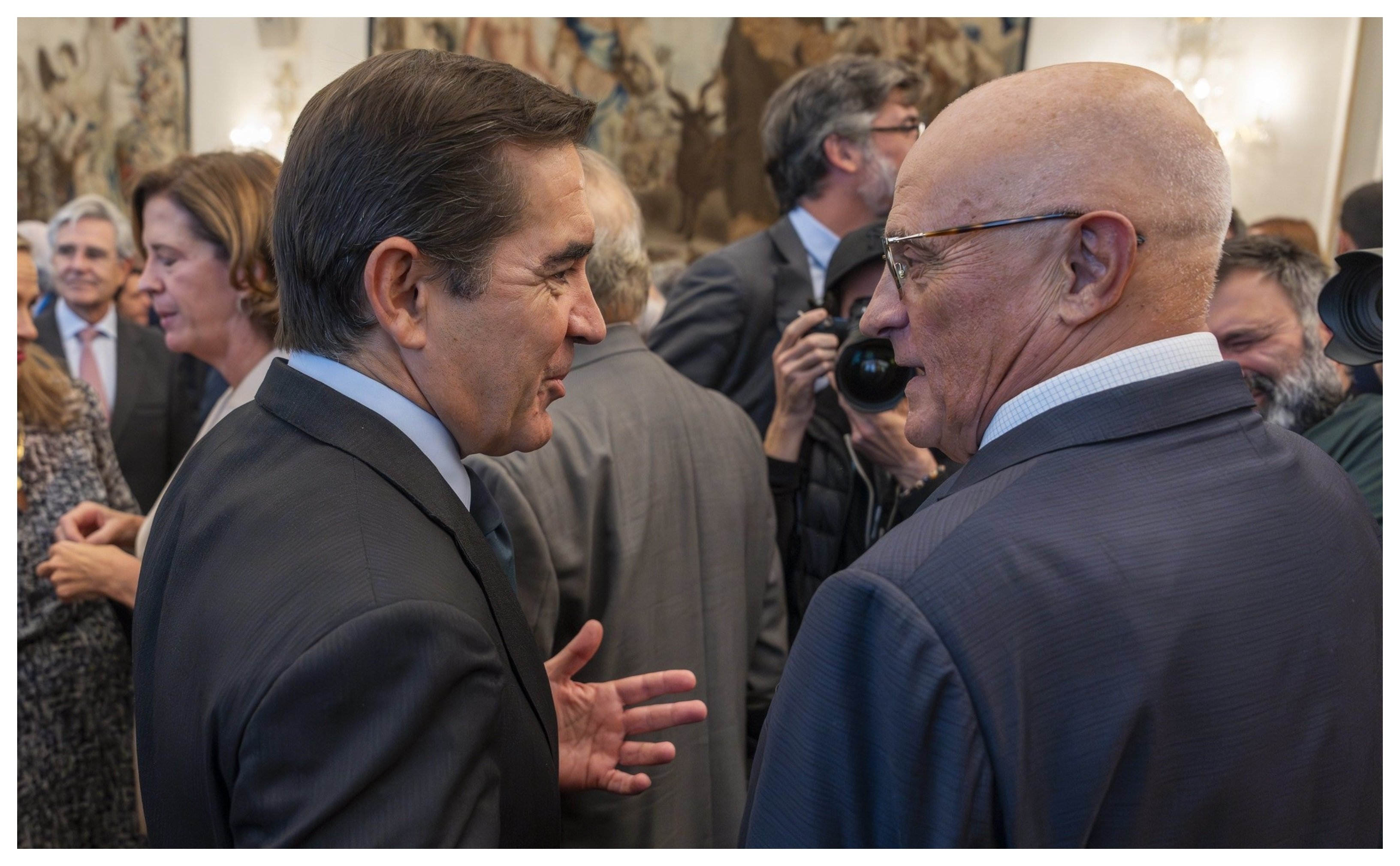 El BBVA sube, sorprendentemente, la oferta, y el Sabadell dice que, simplemente, han empatado con la Bolsa