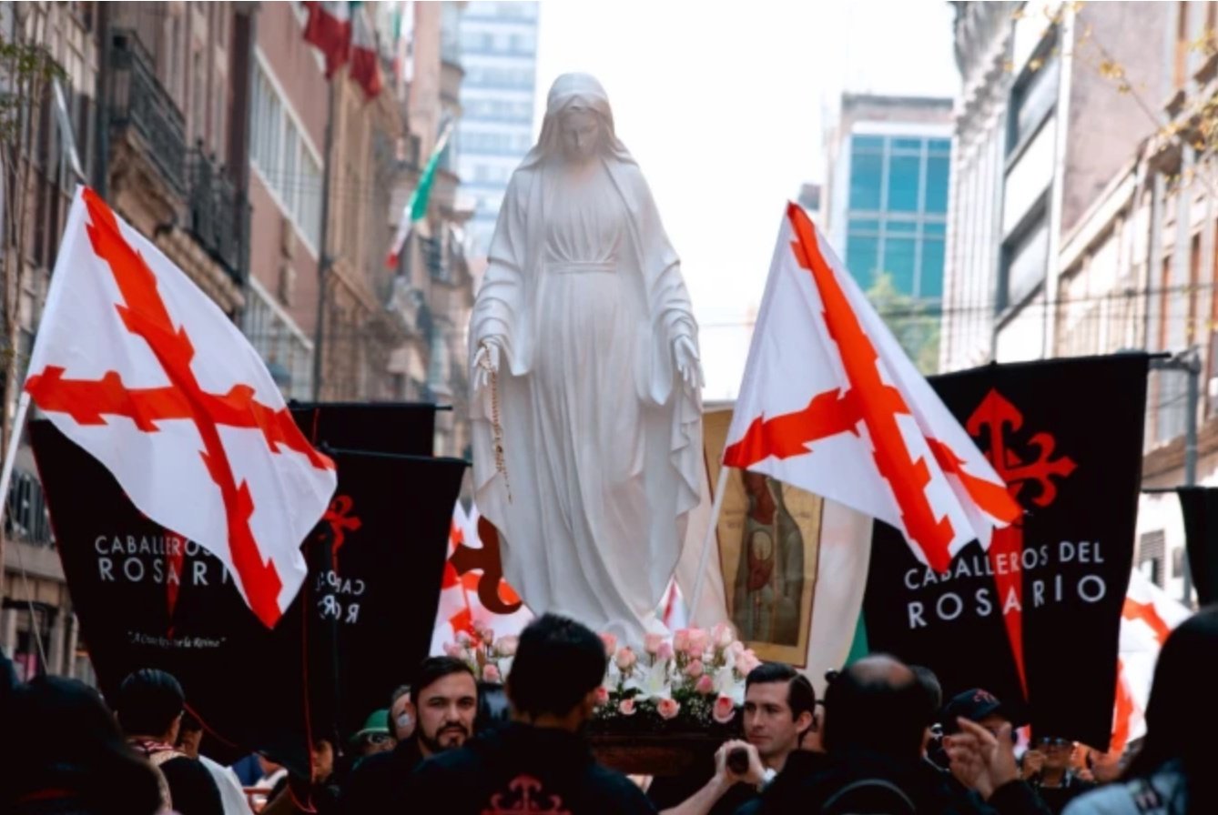 En México, los Caballeros del Rosario han convocado un 'Rosario de hombres' en el Centro Histórico de la Ciudad de México / Foto: Caballeros del Rosario