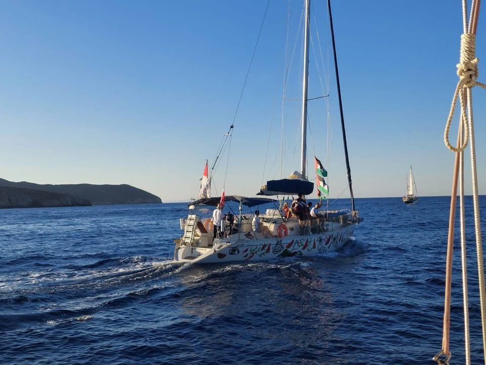 Mientras, el resto de embarcaciones de la Flotilla siguen avanzando... con la ayuda de militares italianos y españoles