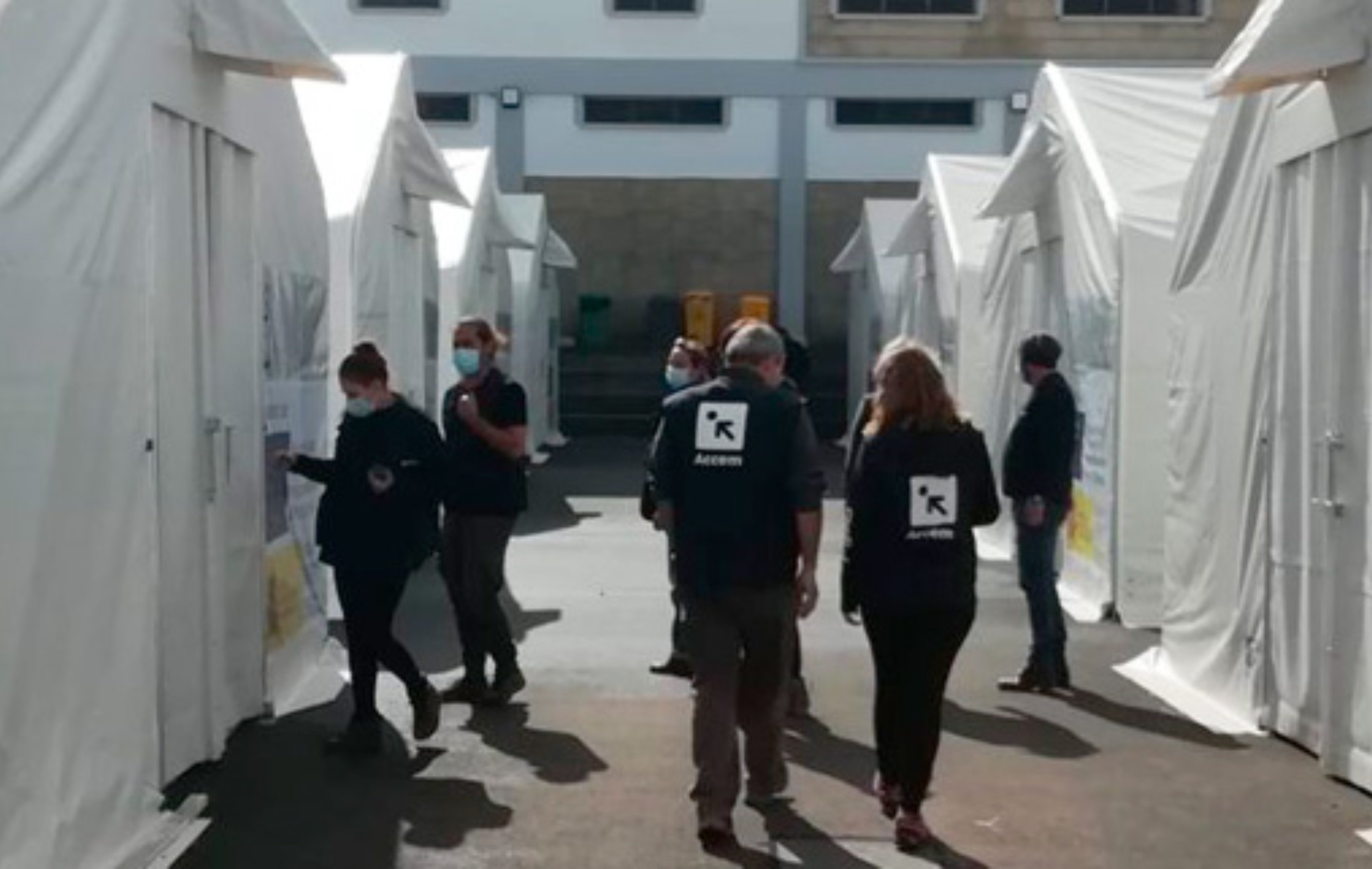 Según testigos presenciales, algunas trabajadoras de la ONG Accem no sólo se negaron a condenar los hechos, sino que además insultaron a los vigilantes con frases como: "os lo tenéis merecido" o "deberían golpearos más fuerte"