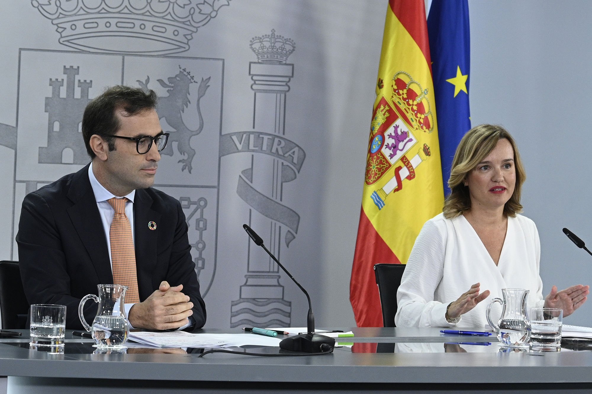 Pilar Alegría aparece acompañada de Carlos Cuerpo, ministro de Economía, quien, al menos, resulta competente pero al que hoy se ve demudado