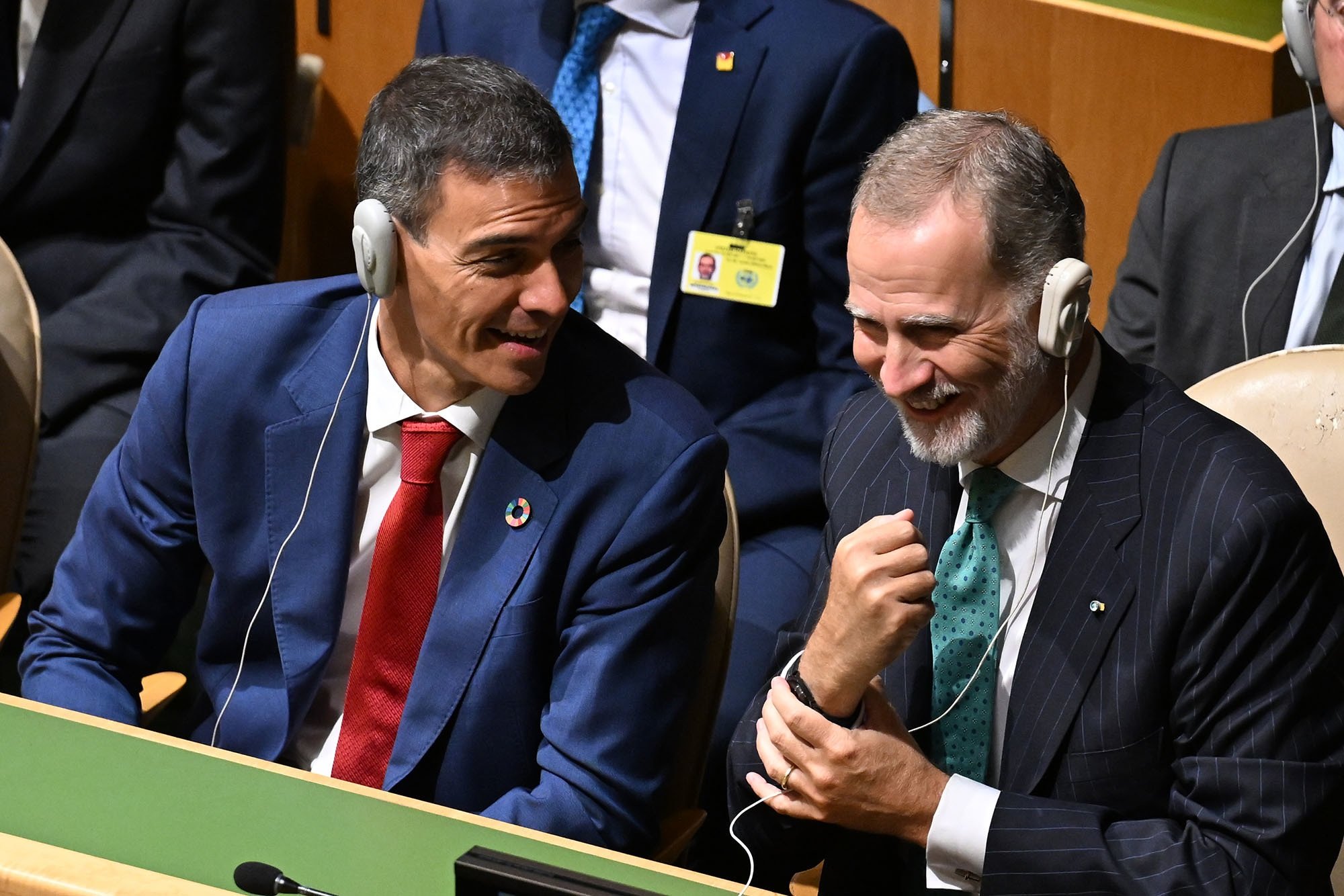 Sánchez, en Nueva York, está muy a gustito manipulando al Rey de España, que le sirve de parapeto ante todos los que, como Donald Trump y los grandes líderes europeos, le desprecian porque han dejado de contar con él Sánchez, en Nueva York, está muy a gustito manipulando al Rey de España, que le sirve de parapeto ante todos los que, como Donald Trump y los grandes líderes europeos, le desprecian porque han dejado de contar con él