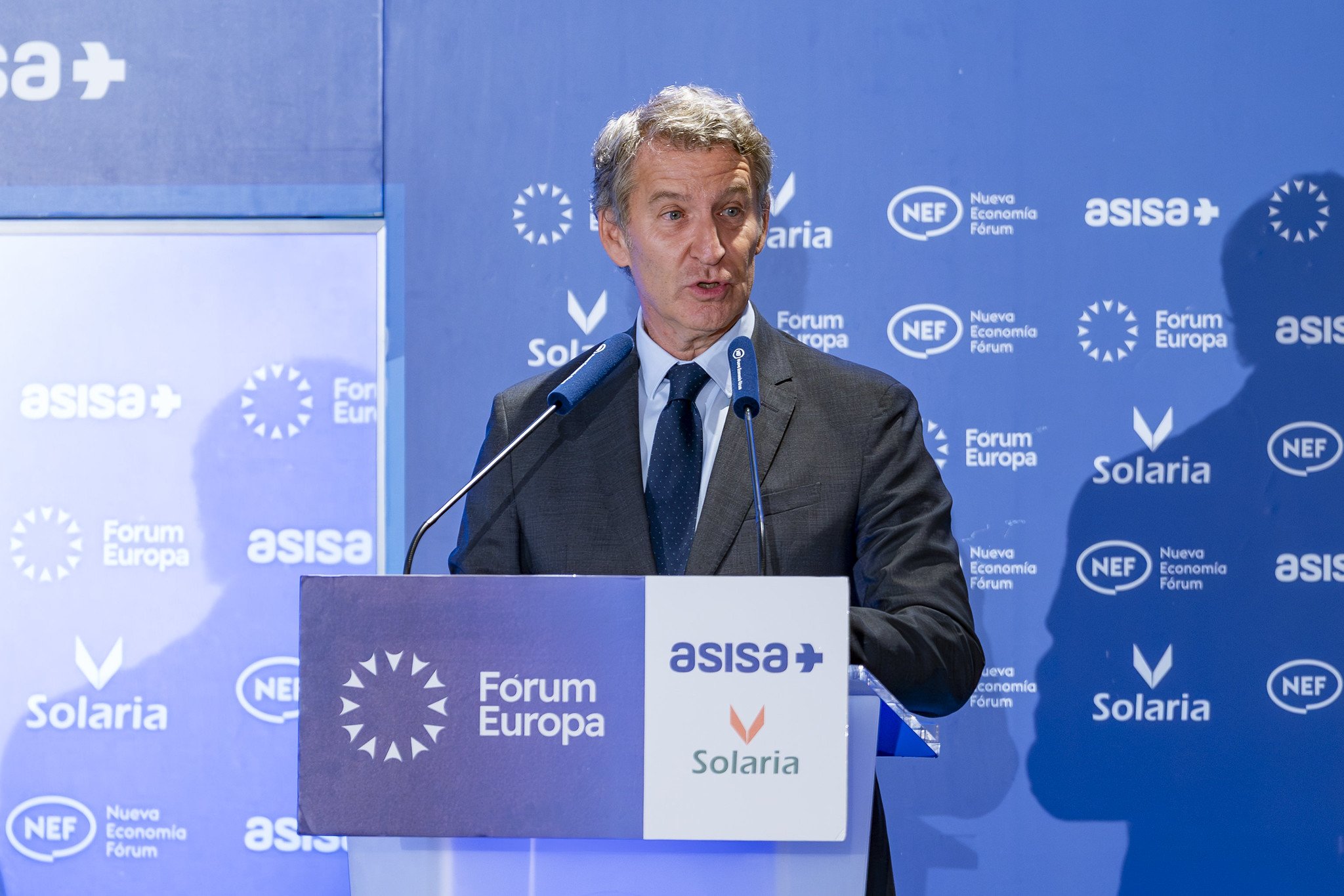 "Más pulseras de calidad y menos talleres de masculinidad", ha recalcado el líder del PP