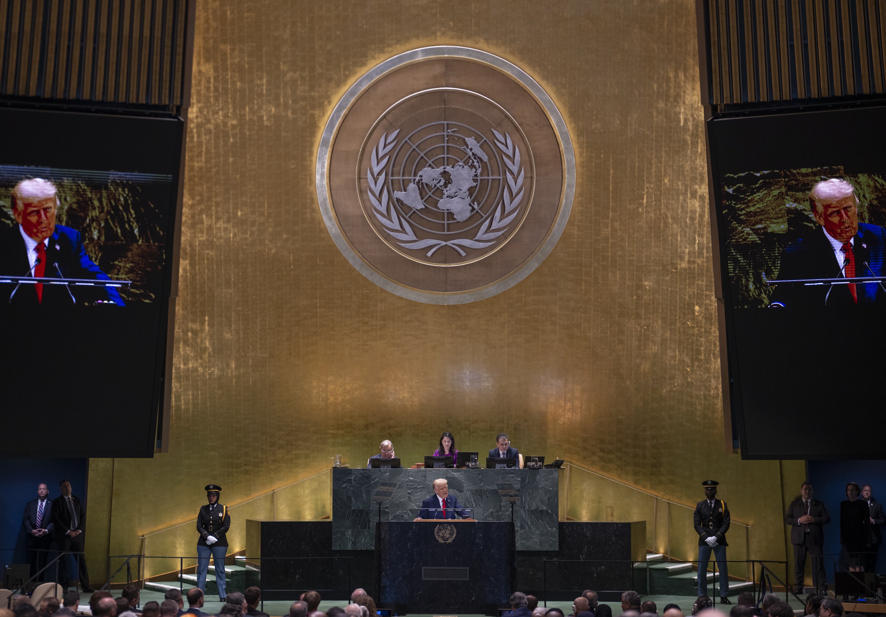 Trump, tajante en la ONU: "Mi postura es muy simple: nunca se puede permitir que el principal patrocinador mundial del terrorismo posea el arma más peligrosa" Trump, tajante en la ONU: "Mi postura es muy simple: nunca se puede permitir que el principal patrocinador mundial del terrorismo posea el arma más peligrosa"