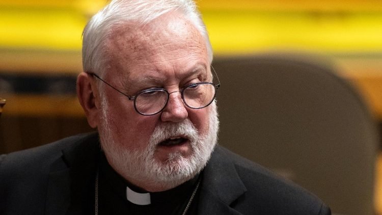 En uno de esos 'speech' se alza la voz por los derechos de la mujer... y es el secretario para las Relaciones con los Estados del Vaticano, Mons. Paul R. Gallagher, quien está hablando