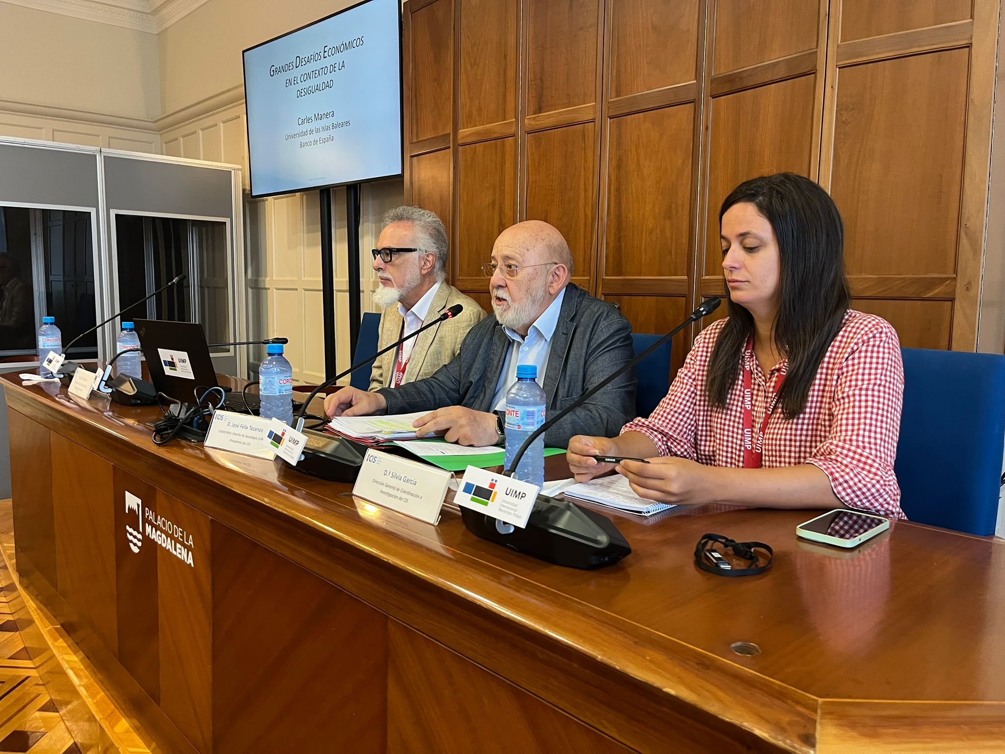 Y como ya es habitual, José Félix empieza preguntando por incendios, pero de pronto: "Y en unas próximas elecciones al Parlamento español, ¿a qué partido votaría Ud.?"