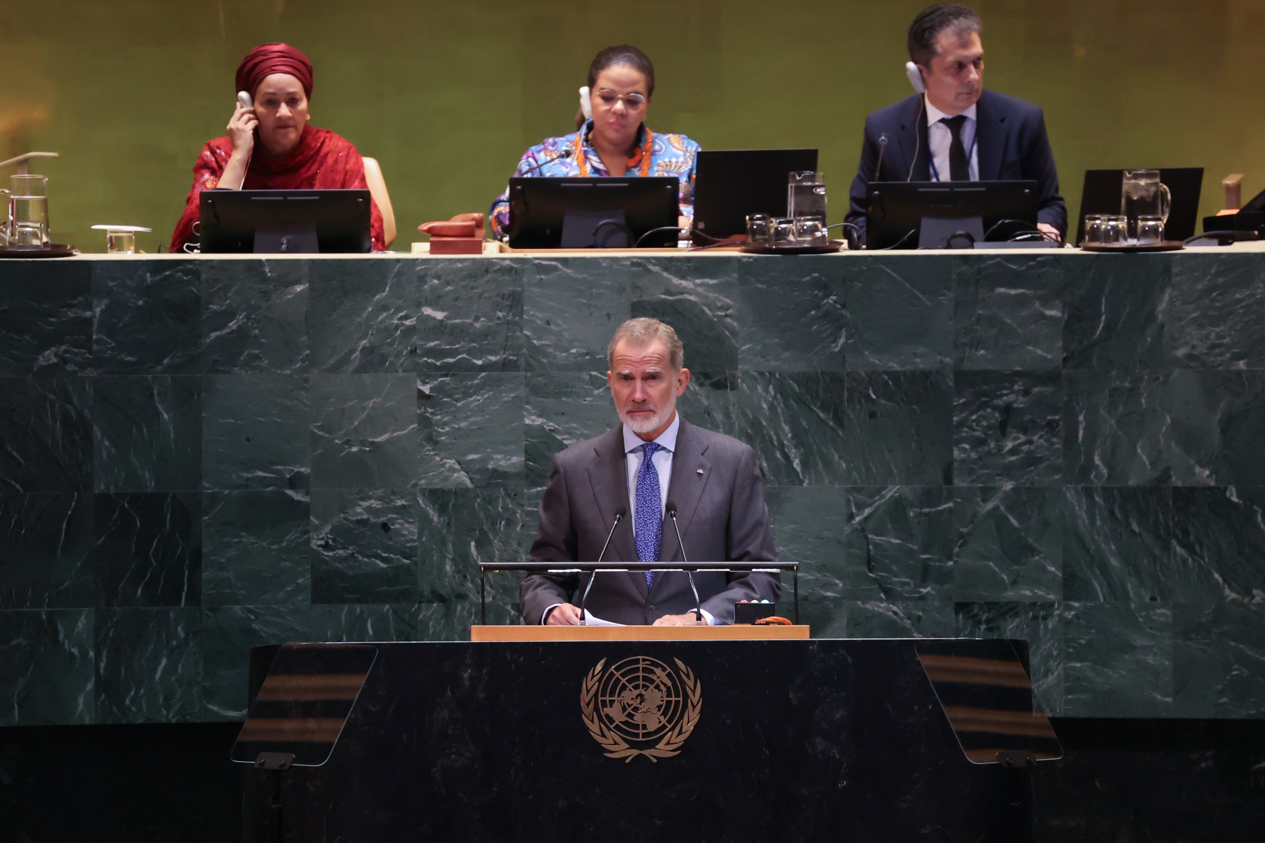 Una vez deja clara su vertiende abortera, ecologista y globalista, Felipe VI, sin ningún tipo de vergüenza procede a hablar de "tres ejes fundamentales por posición geográfica en política exterior española: hacia África y el Mediterráneo, hacia América y el Atlántico y hacia Europa"