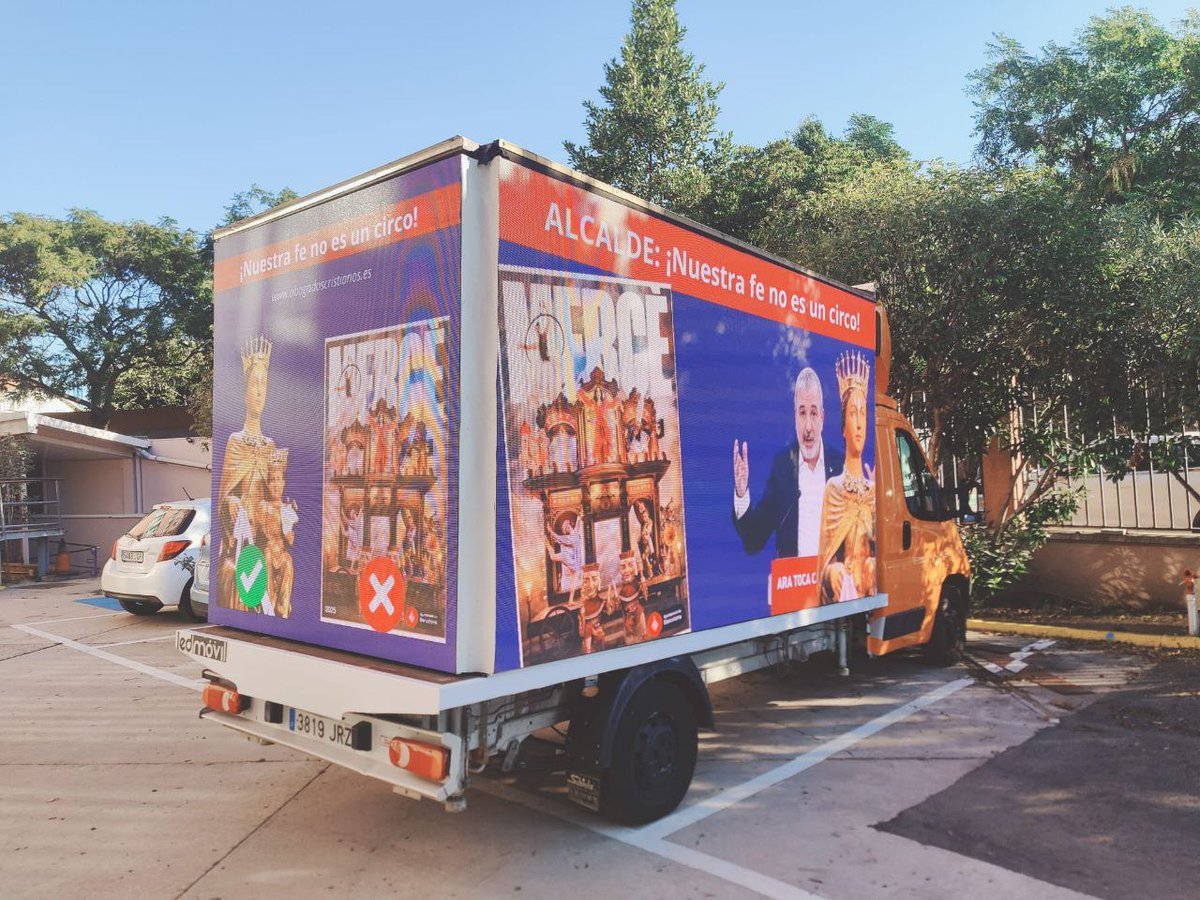 Autobús de Abogados Cristianos defendiendo a la Virgen de la Merced