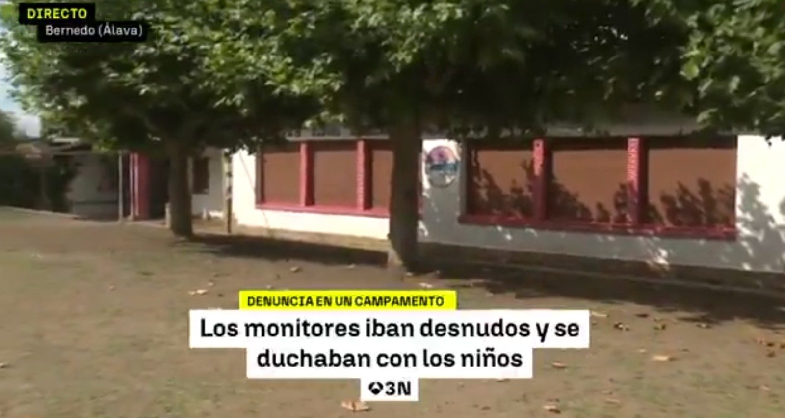 Los monitores aseguran que no obligaron a desnudarse a los niños, sino que les "proponen quitarse los bañadores para garantizar una mayor higiene" Los monitores aseguran que no obligaron a desnudarse a los niños, sino que les "proponen quitarse los bañadores para garantizar una mayor higiene"