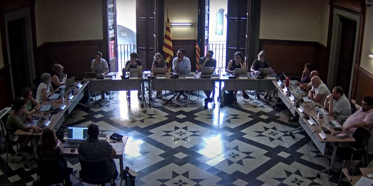 El Ayuntamiento de Torelló, donde centenares de vecinos han entrado y han tomado asiento en el pleno, los pasillos y escaleras, todo para protestar por los casos de okupación que asolan la localidad