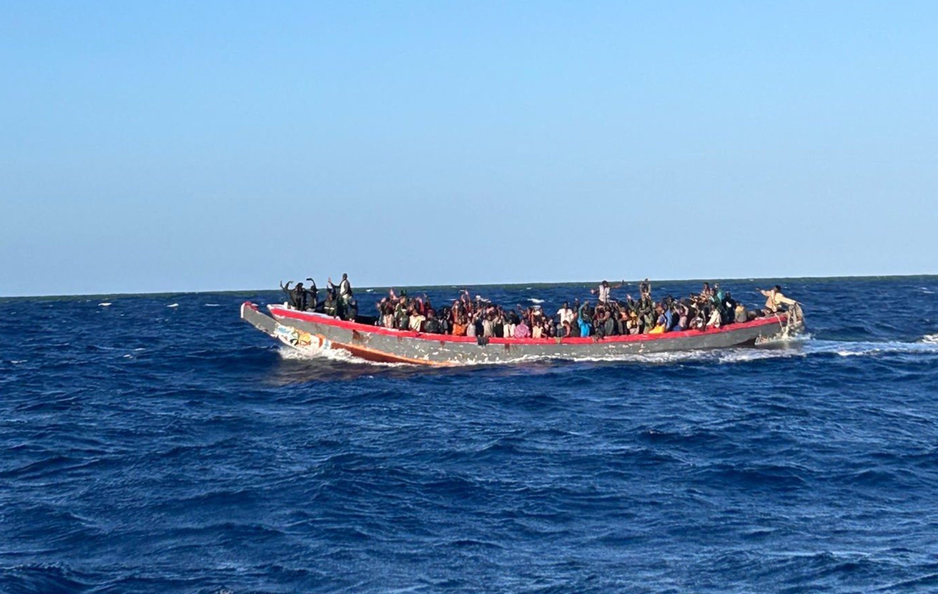 Un inmigrante ilegal arroja a un niño por la borda en un cayuco, para aligerar peso... y está libre en Canarias, porque el crimen se realizó en aguas internacionales