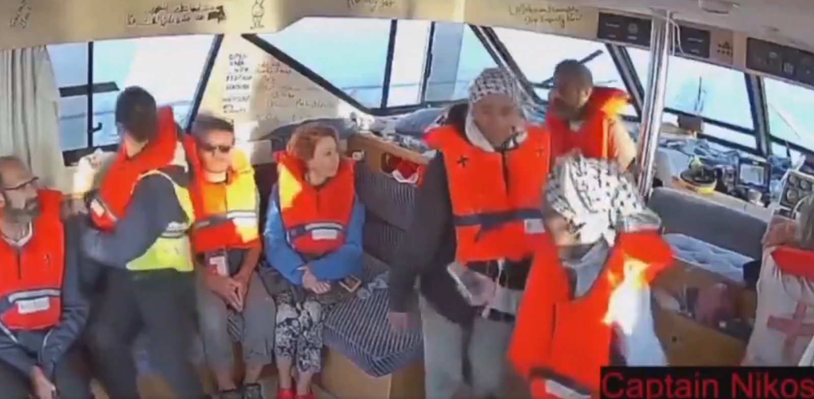 Imágenes de uno de los barcos donde se ve a los flotillos tirando al mar sus móviles