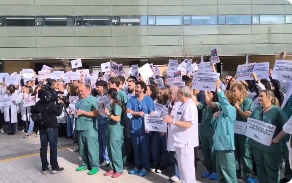 "La sanidad pública española lleva décadas sostenida por una brutal sobrecarga laboral de los facultativos", dicen los médicos "La sanidad pública española lleva décadas sostenida por una brutal sobrecarga laboral de los facultativos", dicen los médicos