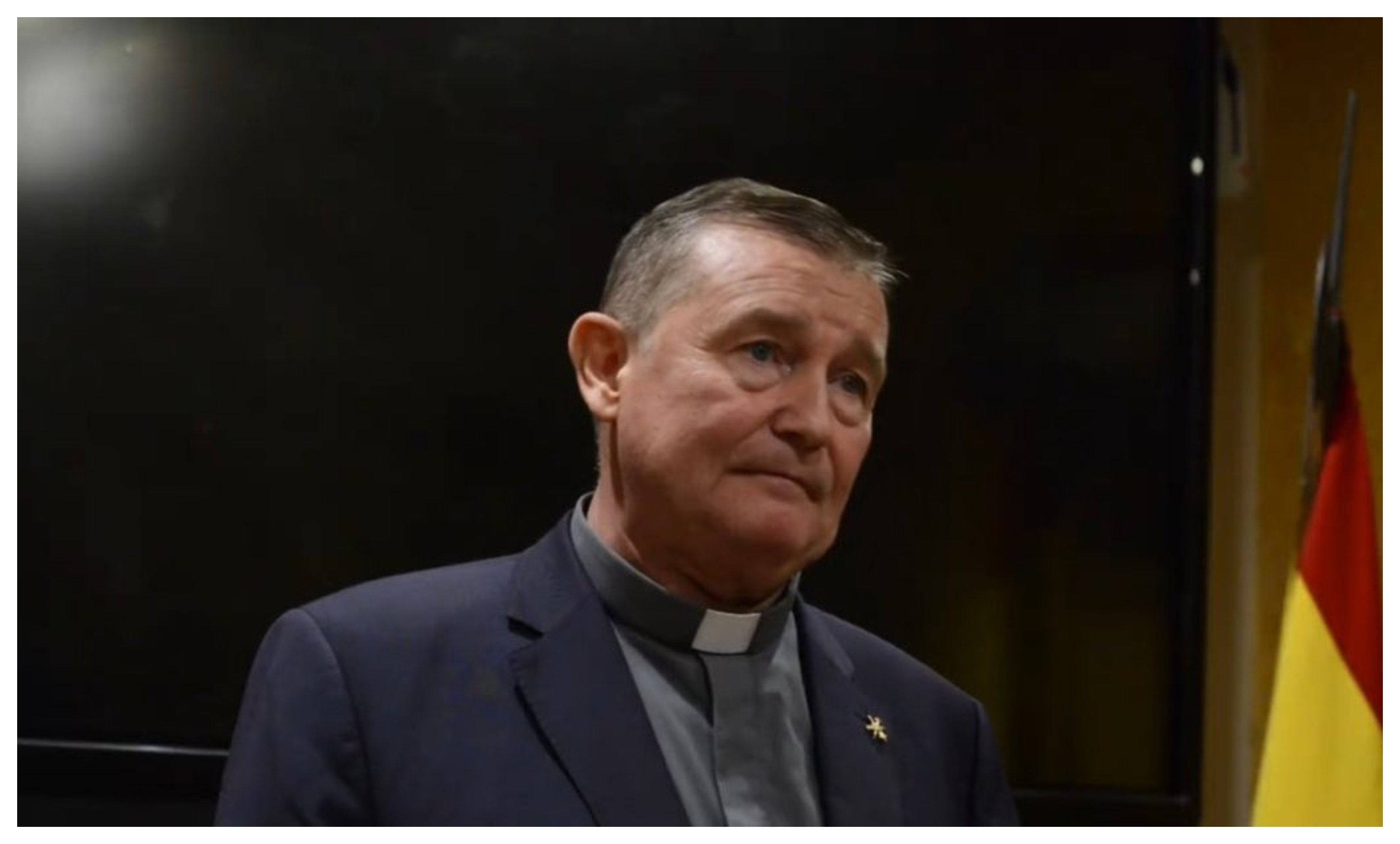 ¿Por qué los obispos españoles no salen en defensa de este cura al que están masacrando por enseñar el catecismo? ¿No será porque en el artículo de marras le lleva la contraria a monseñor Juan José Omella, por cierto, de una manera harto delicada?