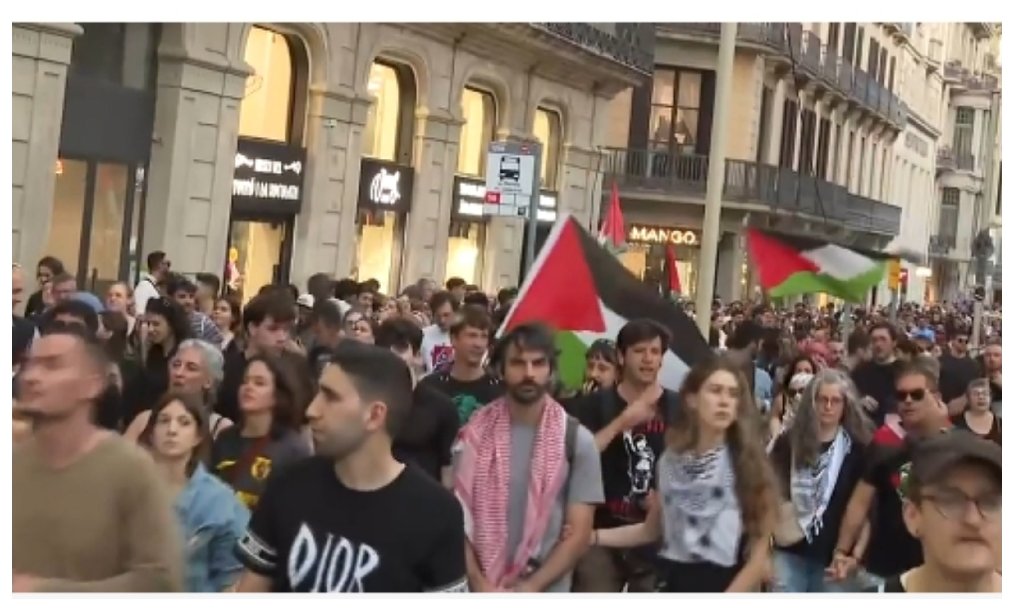En cualquier caso, hay dos Españas: la que se manifestó en la tarde del sábado en Madrid y Barcelona, epicentros de todos los activistas majaderos que pululan por las Españas, y la que se cachondea de la flotilla Colau-Thunberg... En cualquier caso, hay dos Españas: la que se manifestó en la tarde del sábado en Madrid y Barcelona, epicentros de todos los activistas majaderos que pululan por las Españas, y la que se cachondea de la flotilla Colau-Thunberg...
