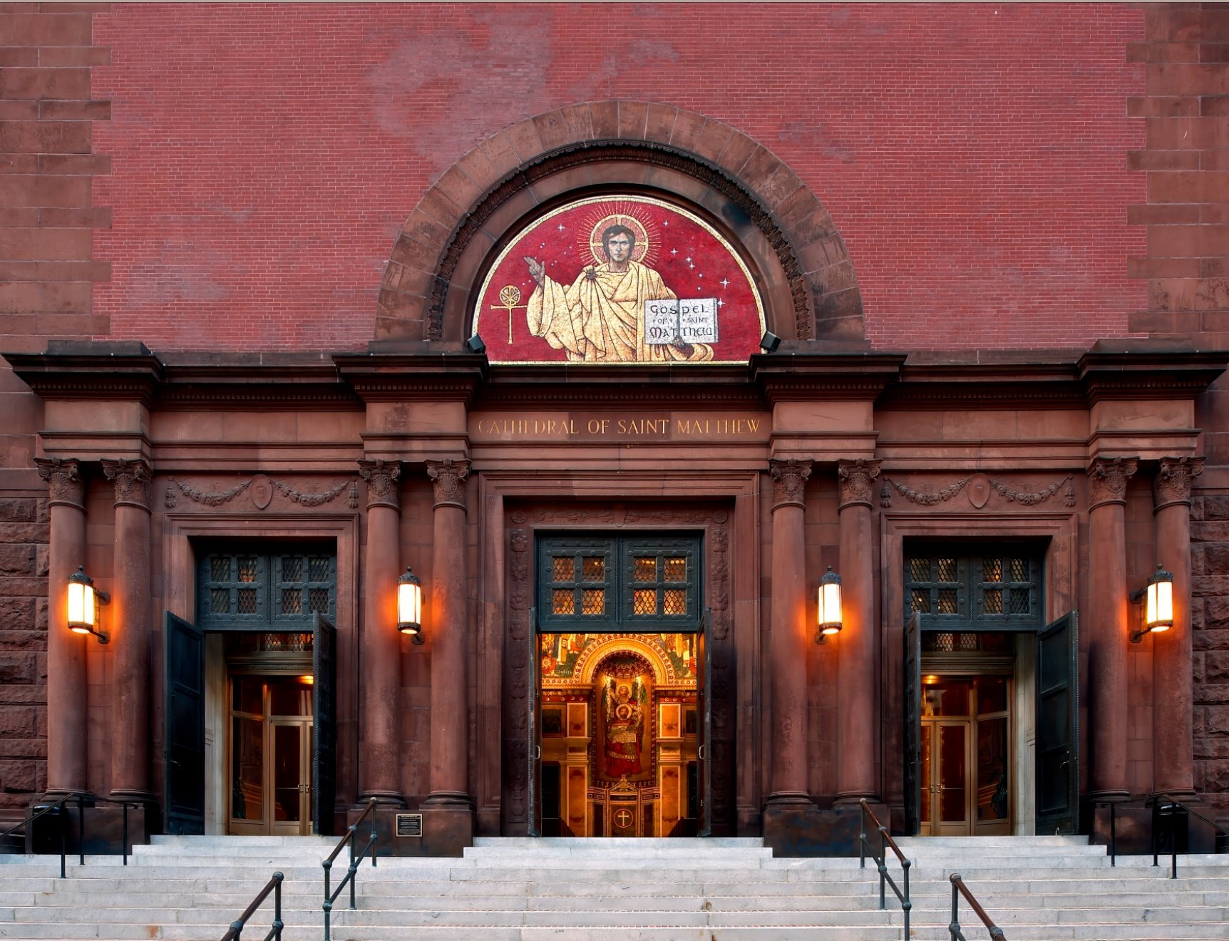 Exterior de la Catedral de San Mateo Apóstol, en Washington, D.C. Exterior de la Catedral de San Mateo Apóstol, en Washington, D.C.