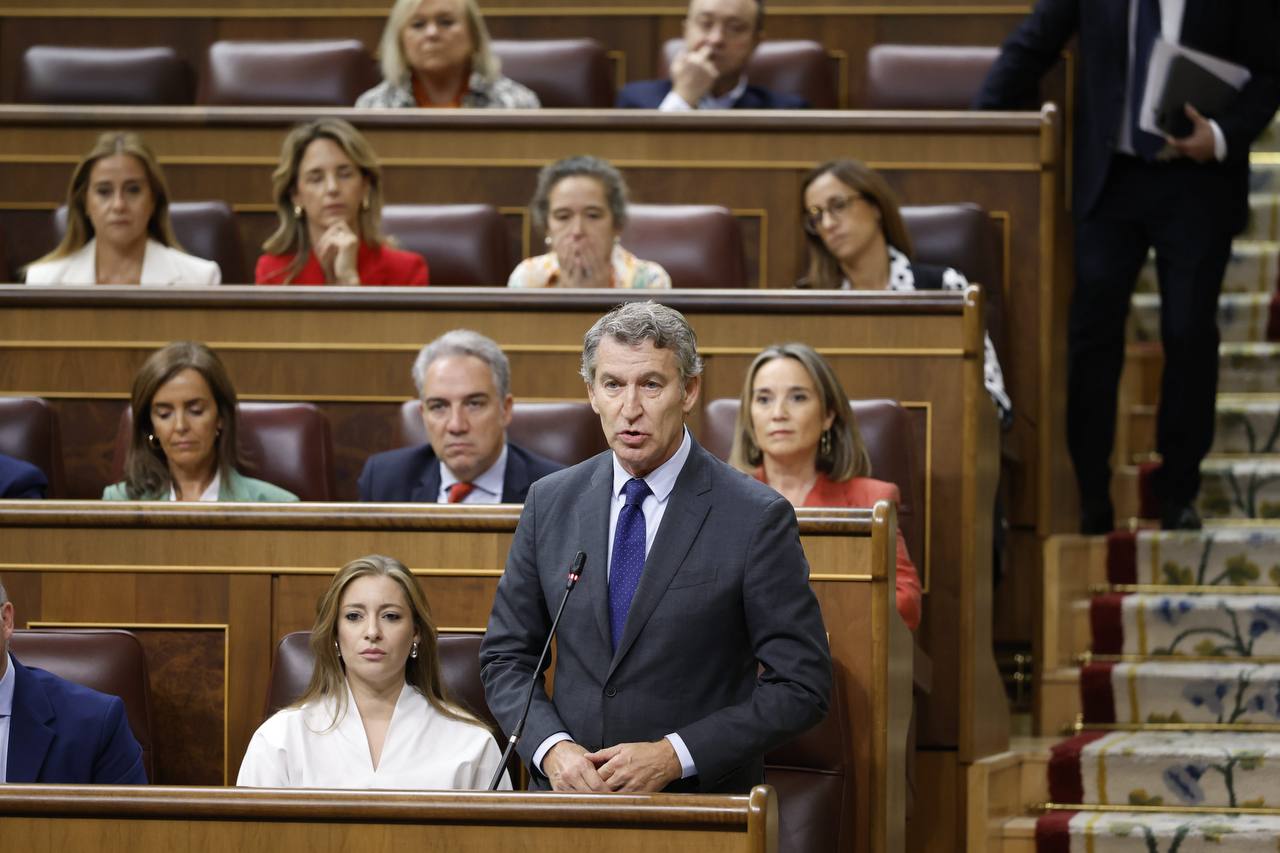 “Dice que quieren abolir la prostitución y ha vivido de ella", le dice Feijóo a Sánchez