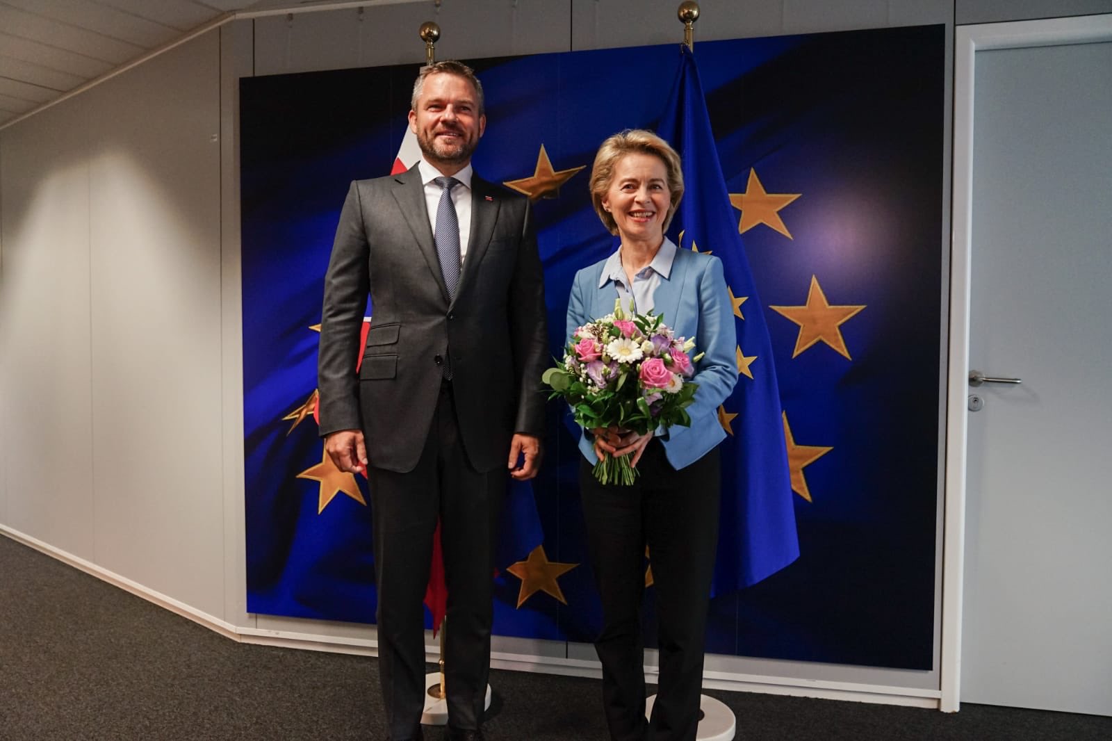 El presidente de Eslovaquia, Peter Pellegrini, recibió a Úrsula con un ramo de flores El presidente de Eslovaquia, Peter Pellegrini, recibió a Úrsula con un ramo de flores
