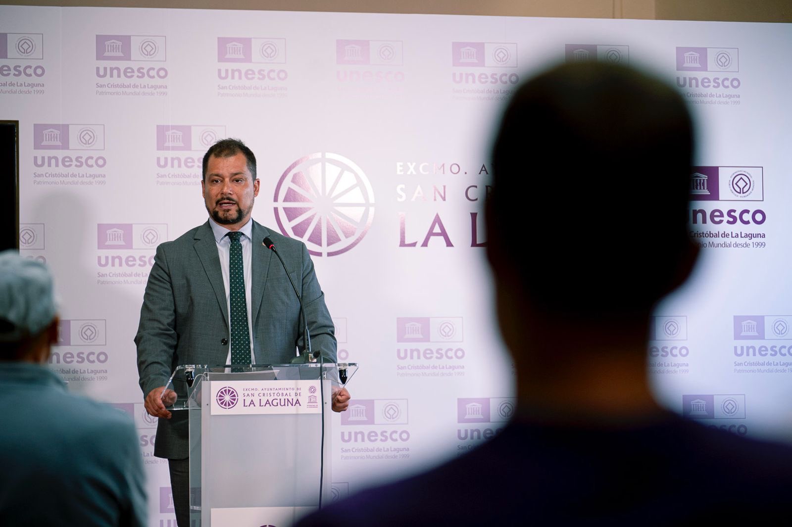 Hasta aquí lo que denuncian los vecinos, pero la okupación es un bulo según Sánchez por lo que el concejal de Seguridad Ciudadana, del PSOE, Badel Albelo, asegura que los problemas de convivencia vienen por los ruidos