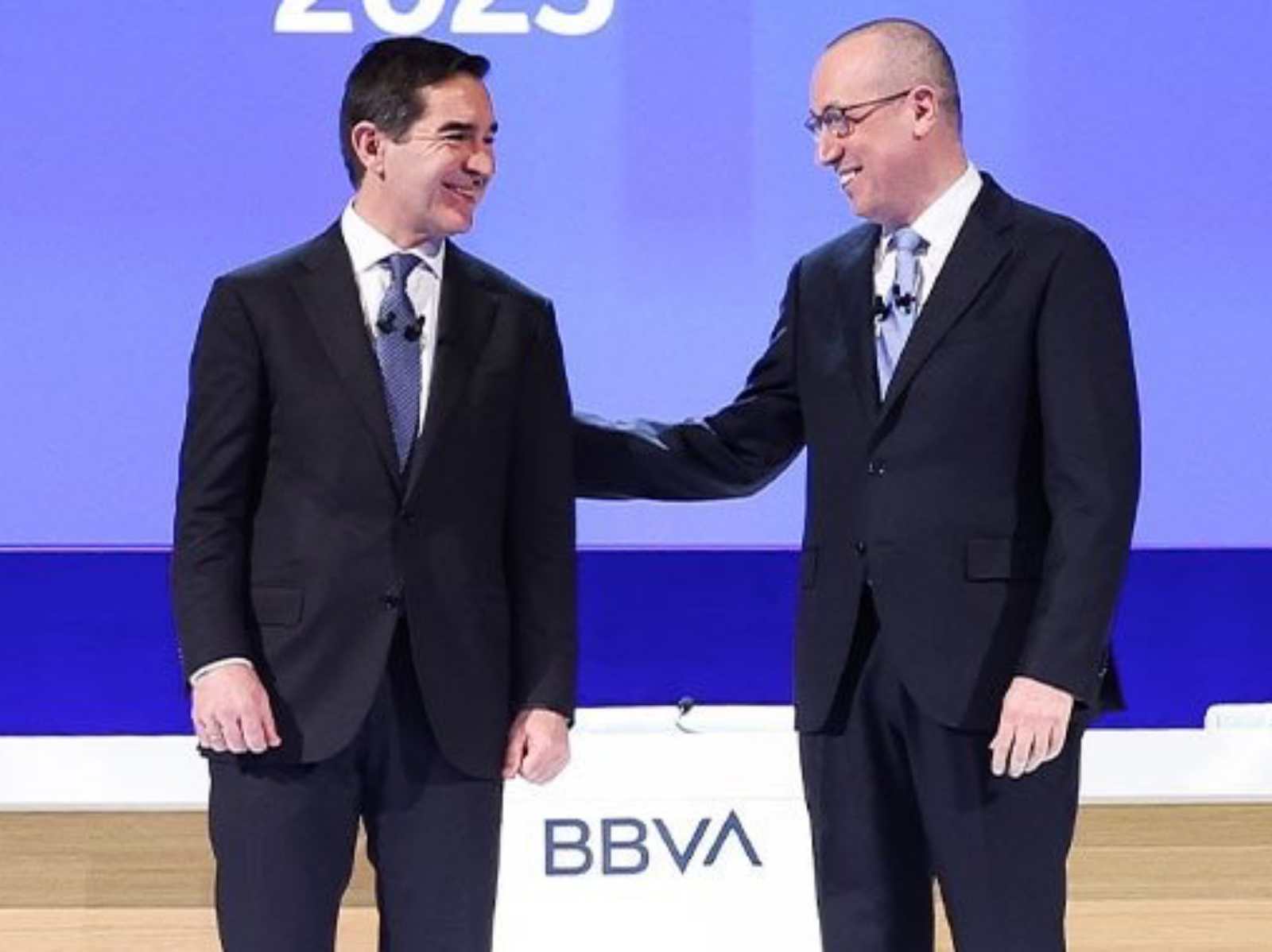 El presidente del BBVA, Carlos Torres, y el consjero delegado, Onur Genç no creen que tengan que asumir ninguna responsabilidad tras el batacazo de la OPA El presidente del BBVA, Carlos Torres, y el consjero delegado, Onur Genç no creen que tengan que asumir ninguna responsabilidad tras el batacazo de la OPA
