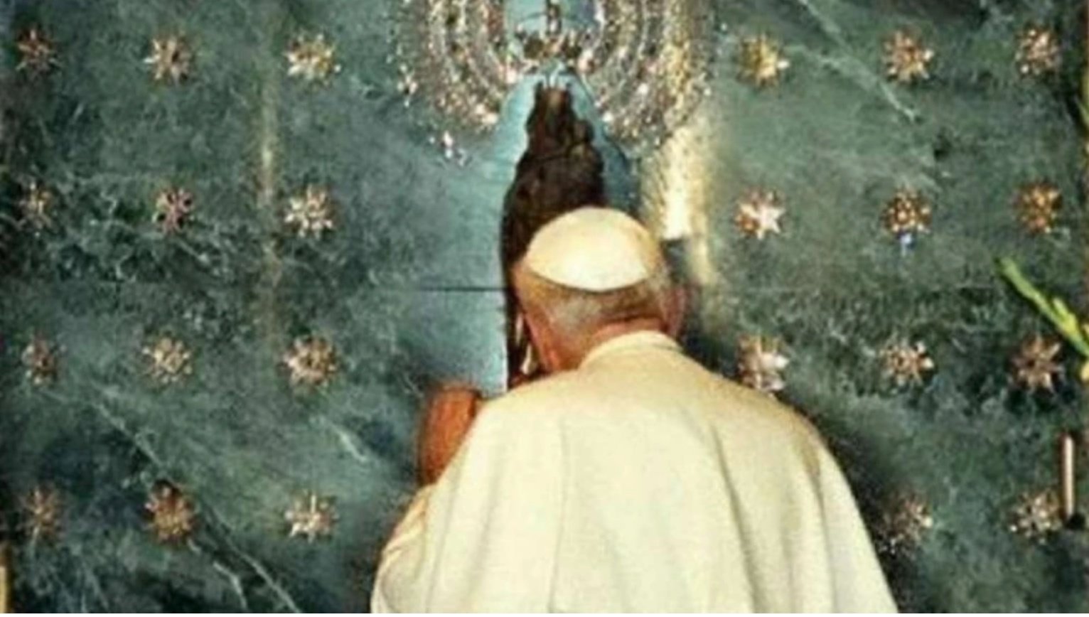 Juan Pablo II, ante la Virgen del Pilar de Zaragoza Juan Pablo II, ante la Virgen del Pilar de Zaragoza