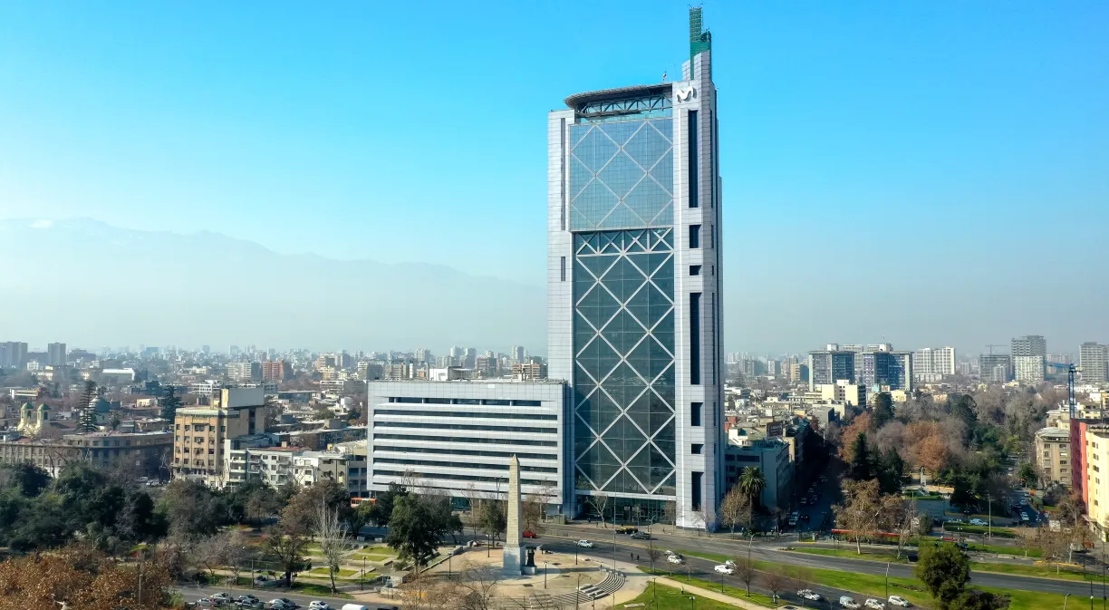 Sede de Telefónica Chile, filial por la que puja Carlos Slim junto a la Empresa Nacional de Telecomunicaciones (Entel), la mayor teleco del país