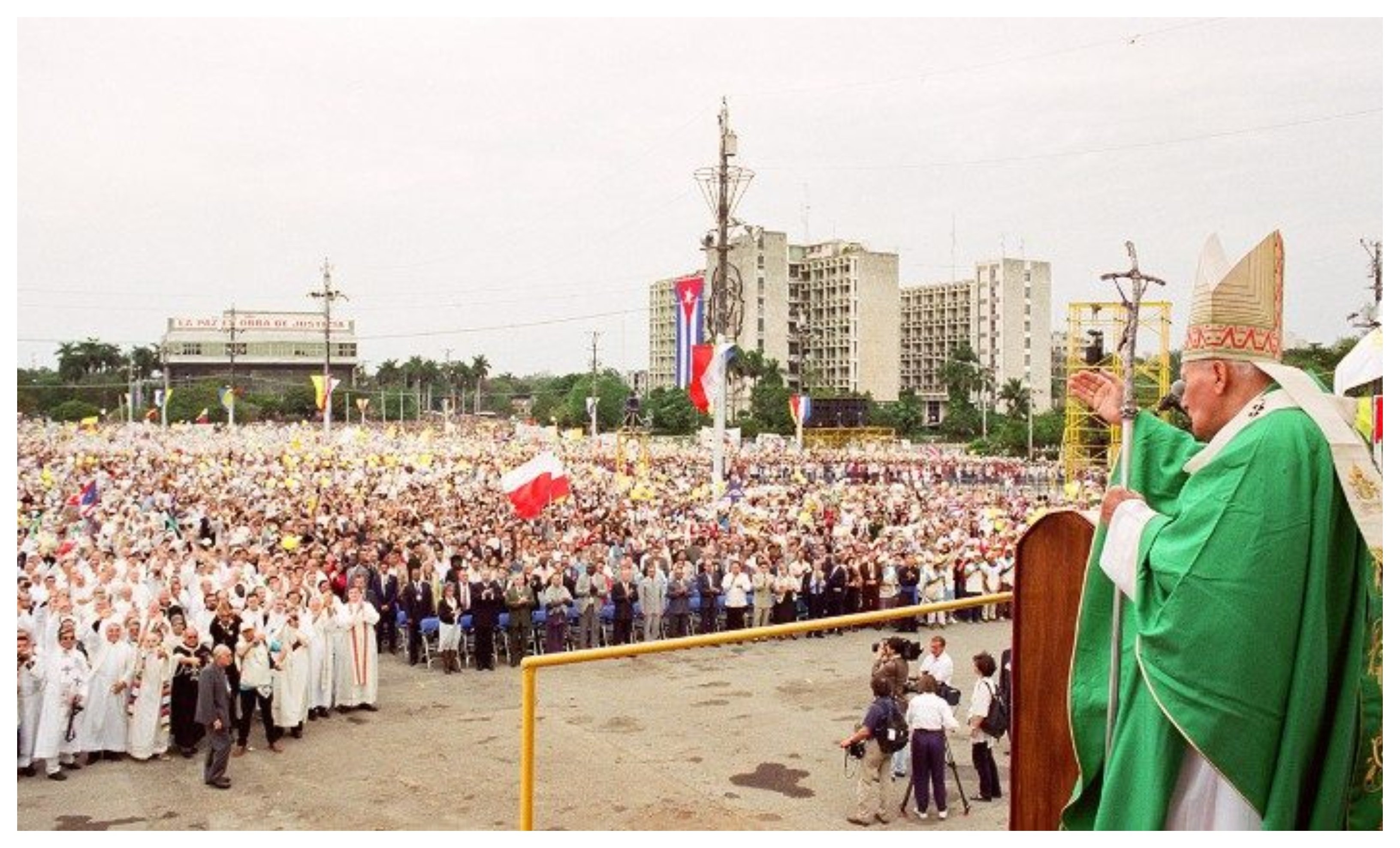 El mismo Papa Francisco, siguiendo la línea de san Juan Pablo II, pidió perdón por las ofensas y pecados de algunos hijos de la Iglesia, pero con firmeza alabó el gran testimonio de obispos, sacerdotes, religiosos El mismo Papa Francisco, siguiendo la línea de san Juan Pablo II, pidió perdón por las ofensas y pecados de algunos hijos de la Iglesia, pero con firmeza alabó el gran testimonio de obispos, sacerdotes, religiosos