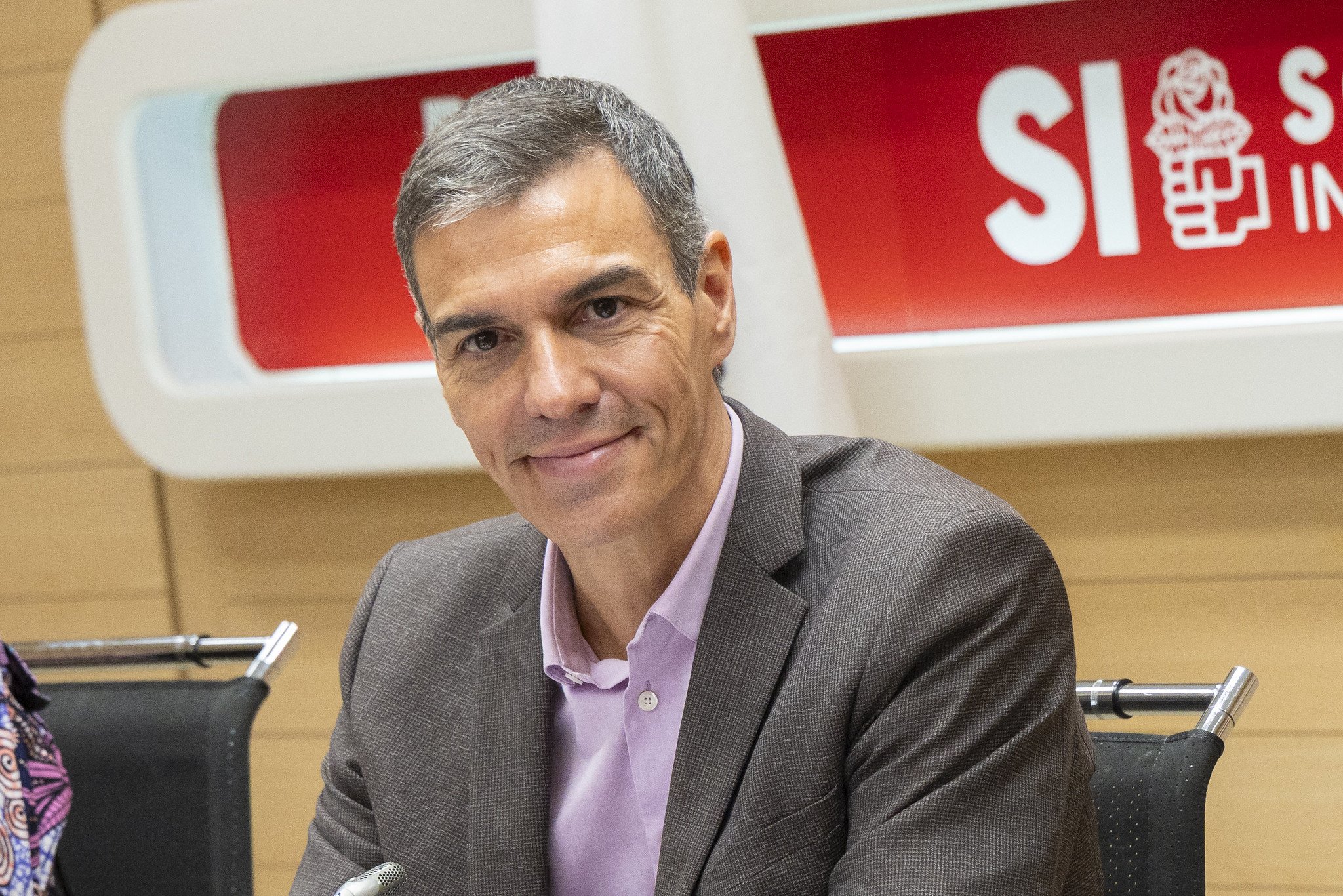 Y la polémica surge sola, puesto que en el vídeo de Sánchez no se ve la bandera de España, pese a celebrar el 12 de octubre, Día de la Hispanidad, pero sí se ve la bandera de Palestina o del movimiento LGTBI Y la polémica surge sola, puesto que en el vídeo de Sánchez no se ve la bandera de España, pese a celebrar el 12 de octubre, Día de la Hispanidad, pero sí se ve la bandera de Palestina o del movimiento LGTBI