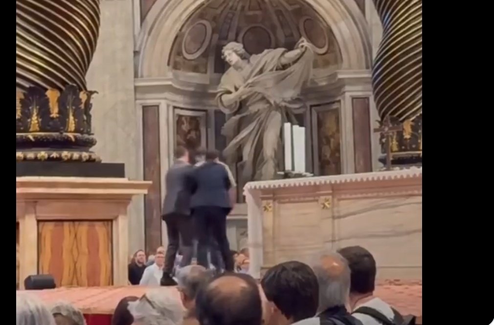 Este sujeto fue detenido de inmediato por los agentes de seguridad de la Basílica de San Pedro Este sujeto fue detenido de inmediato por los agentes de seguridad de la Basílica de San Pedro