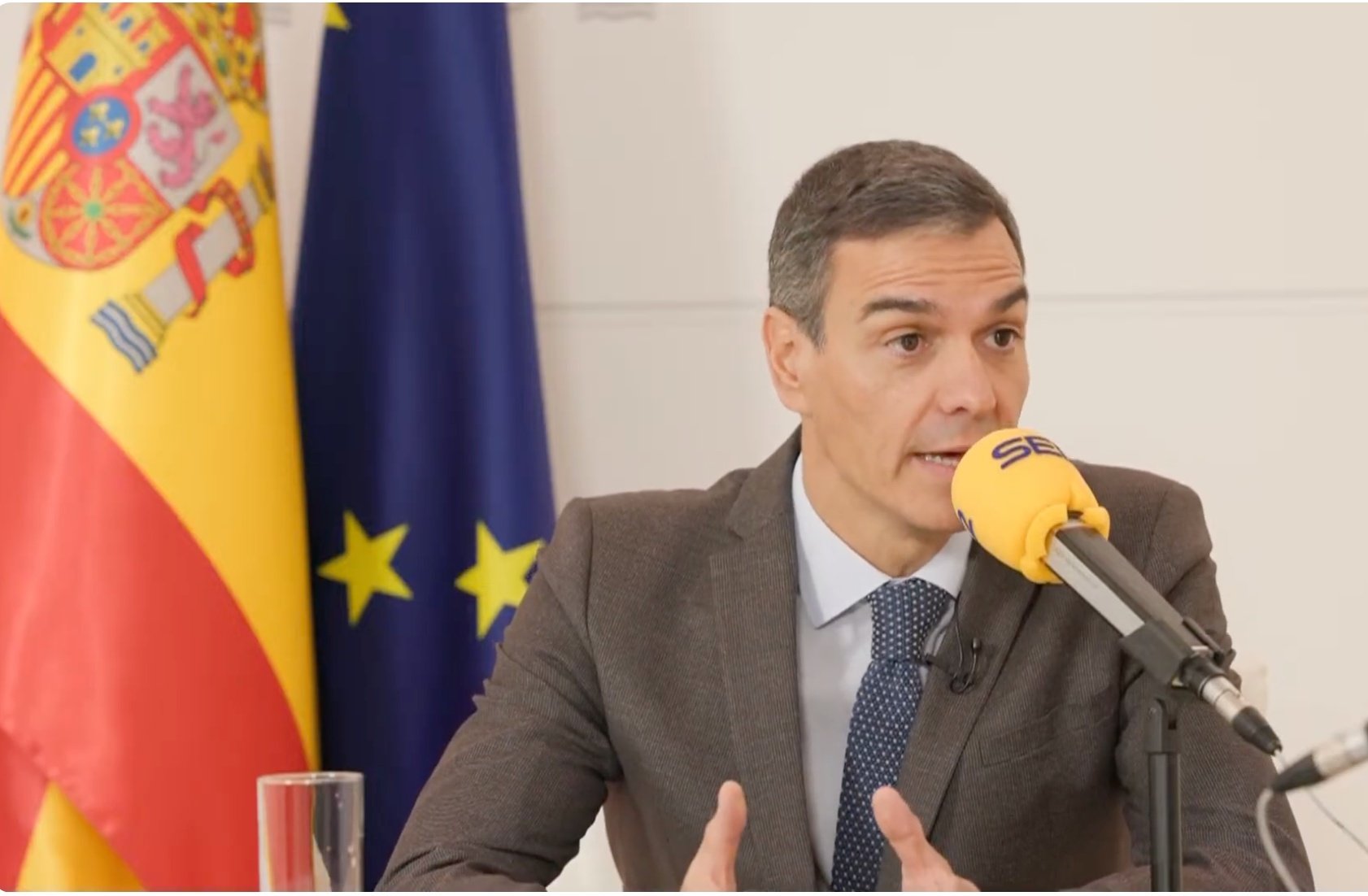 Pedro Sánchez volverá a presentarse en 2027: "No puedo eludir mi responsabilidad de tener cuatro años más de avances" Pedro Sánchez volverá a presentarse en 2027: "No puedo eludir mi responsabilidad de tener cuatro años más de avances"