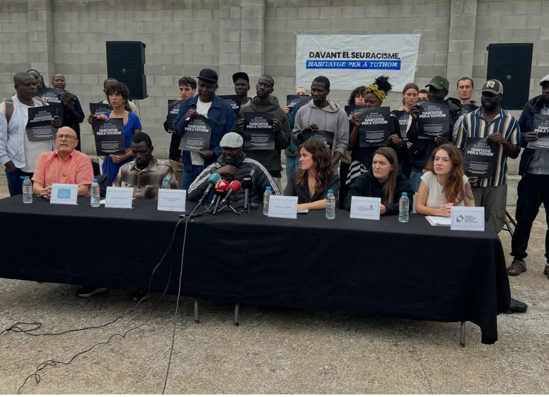 Los okupas den una rueda de prensa, donde han acusado al popular de de "discriminación" y de "sembrar el odio" entre los vecinos Los okupas den una rueda de prensa, donde han acusado al popular de de "discriminación" y de "sembrar el odio" entre los vecinos