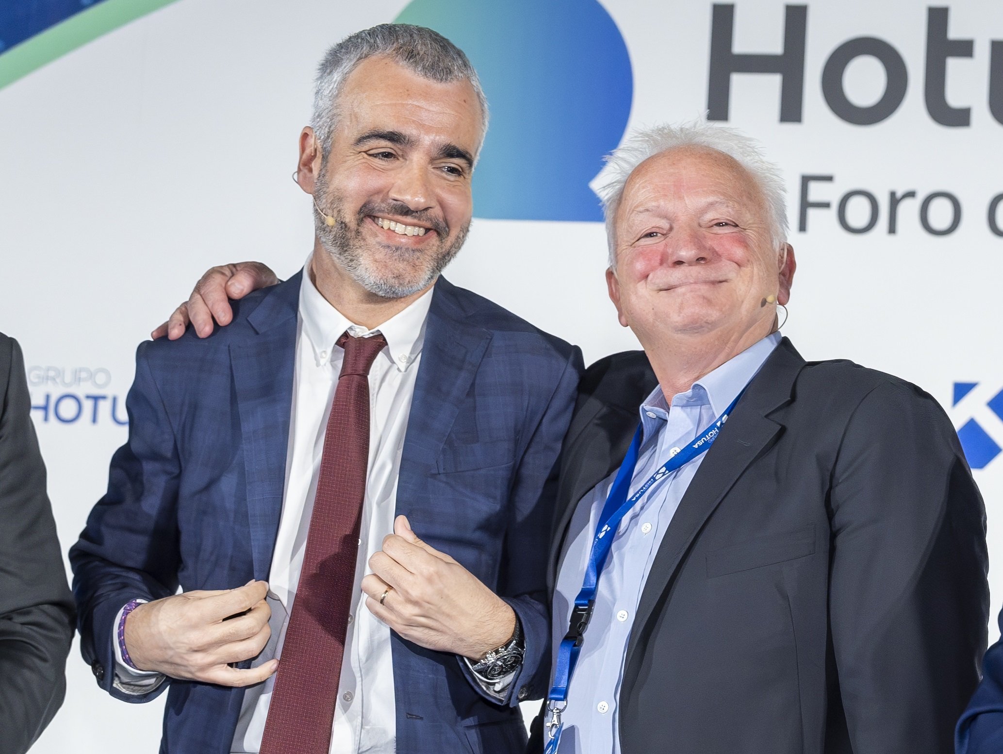 Maurici Lucena, presidente y consejero delegado de AENA, y Eddie Wilson, CEO de la aerolínea Ryanair, coincidieron en un foro hace unos meses, y pese a sus diferencias y el chantaje, posaron juntos / Foto: Pablo Moreno