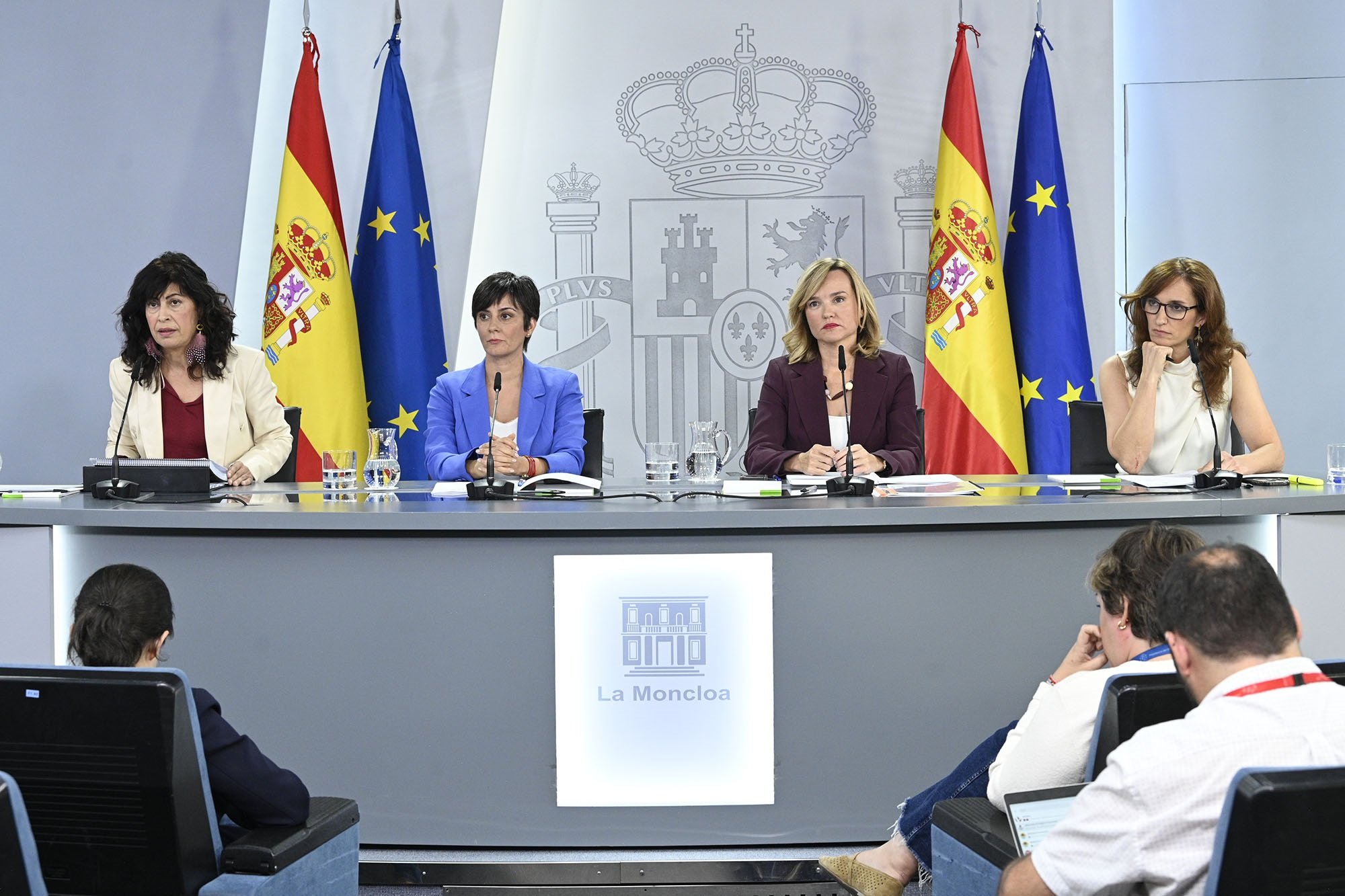 Llevo muchos años siguiendo presencialmente la rueda de prensa posterior al Consejo, en el Palacio de La Moncloa, y por lo general la puesta en escena me divierte. Pero la diversión tiene un límite y hoy confieso que he salido poco divertido y muy asqueado