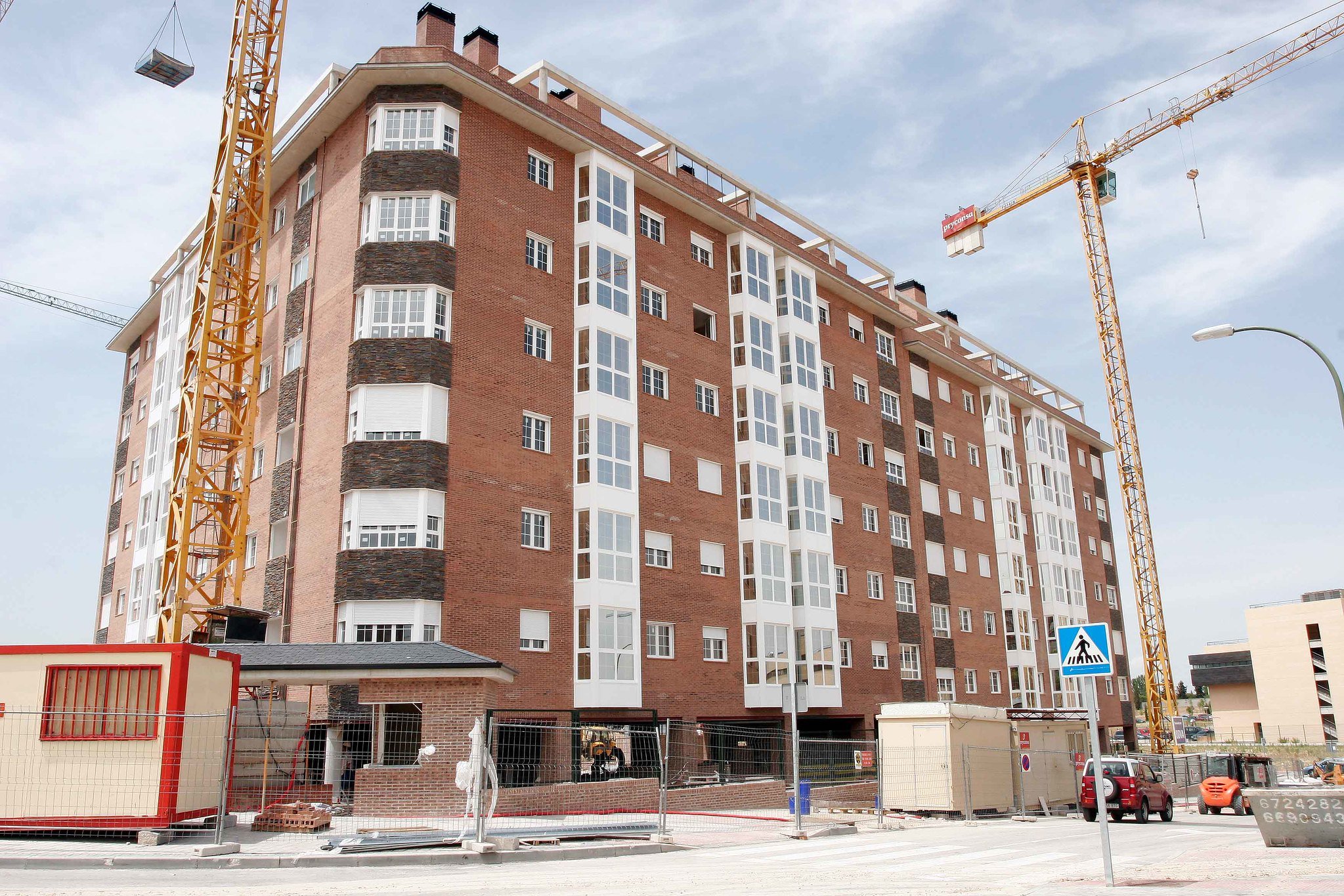 Hay que poner en marcha la construcción, acelerar la edificación de miles de viviendas, y para ello el Estado debe invertir, de verdad y en cantidad, en infraestructuras Hay que poner en marcha la construcción, acelerar la edificación de miles de viviendas, y para ello el Estado debe invertir, de verdad y en cantidad, en infraestructuras