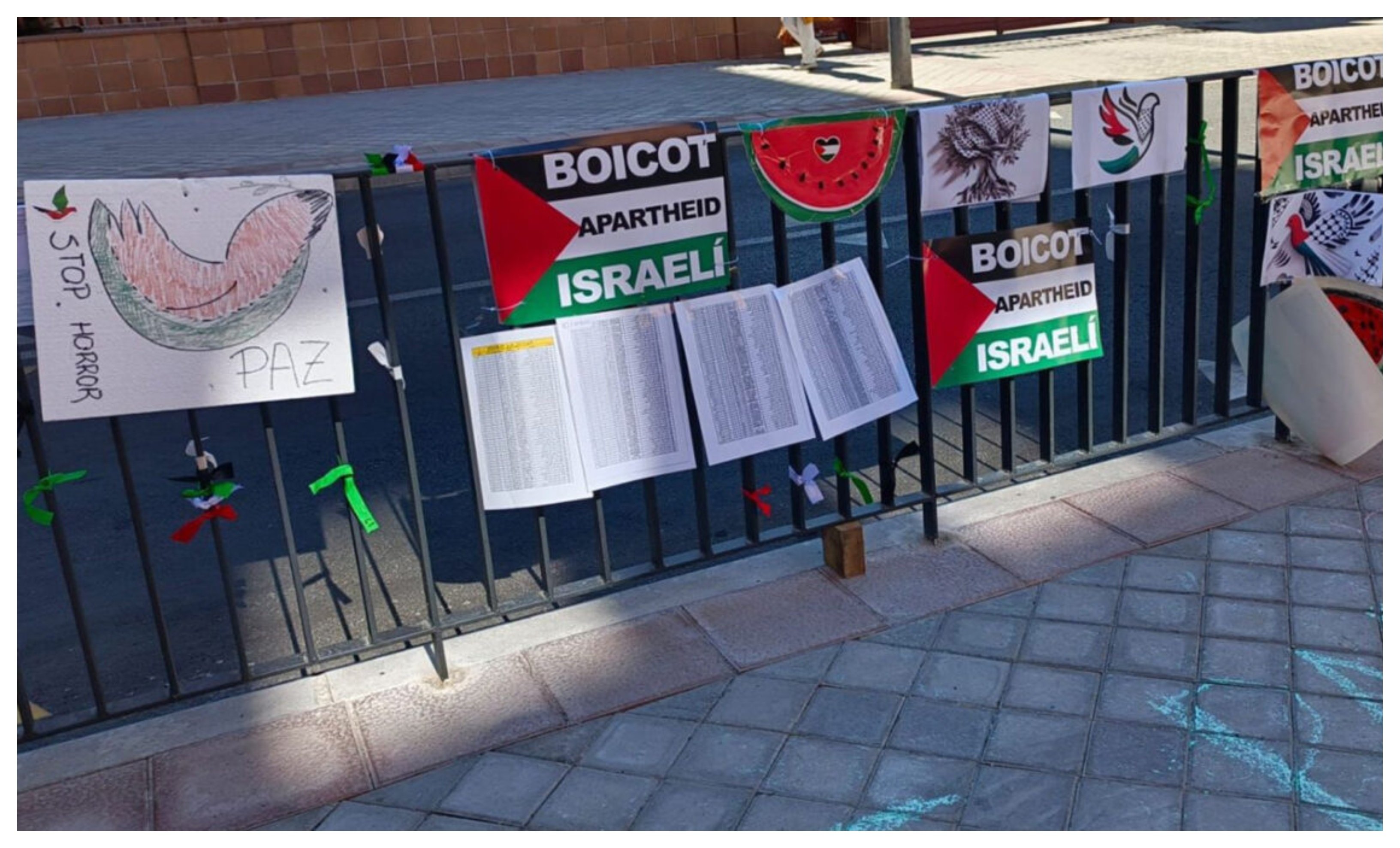 Carteles pro palestina en centros escolares