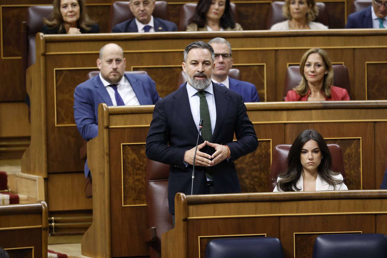 "Señor Sánchez, por qué protege usted a los delincuentes mientras abandona y persigue a los españoles honrados", pregunta Abascal a Sánchez