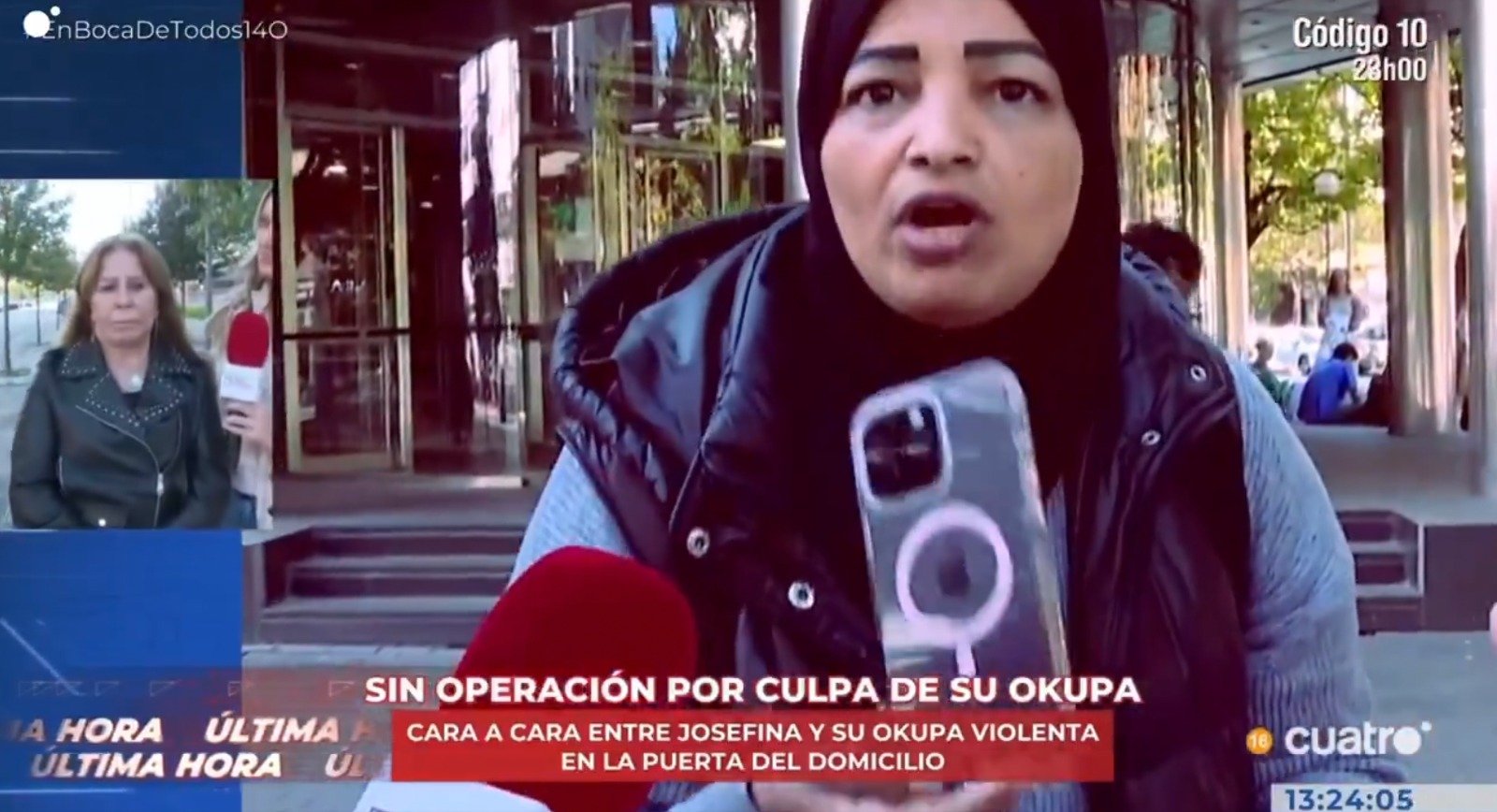 Son muchos los enfrentamientos con su okupa, de la que asegura que cobra distintas ayudas sociales, uno de los último fue en directo, en el que la propietaria se percataba de un detalle: su okupa iba con el último modelo de iPhone, Son muchos los enfrentamientos con su okupa, de la que asegura que cobra distintas ayudas sociales, uno de los último fue en directo, en el que la propietaria se percataba de un detalle: su okupa iba con el último modelo de iPhone,