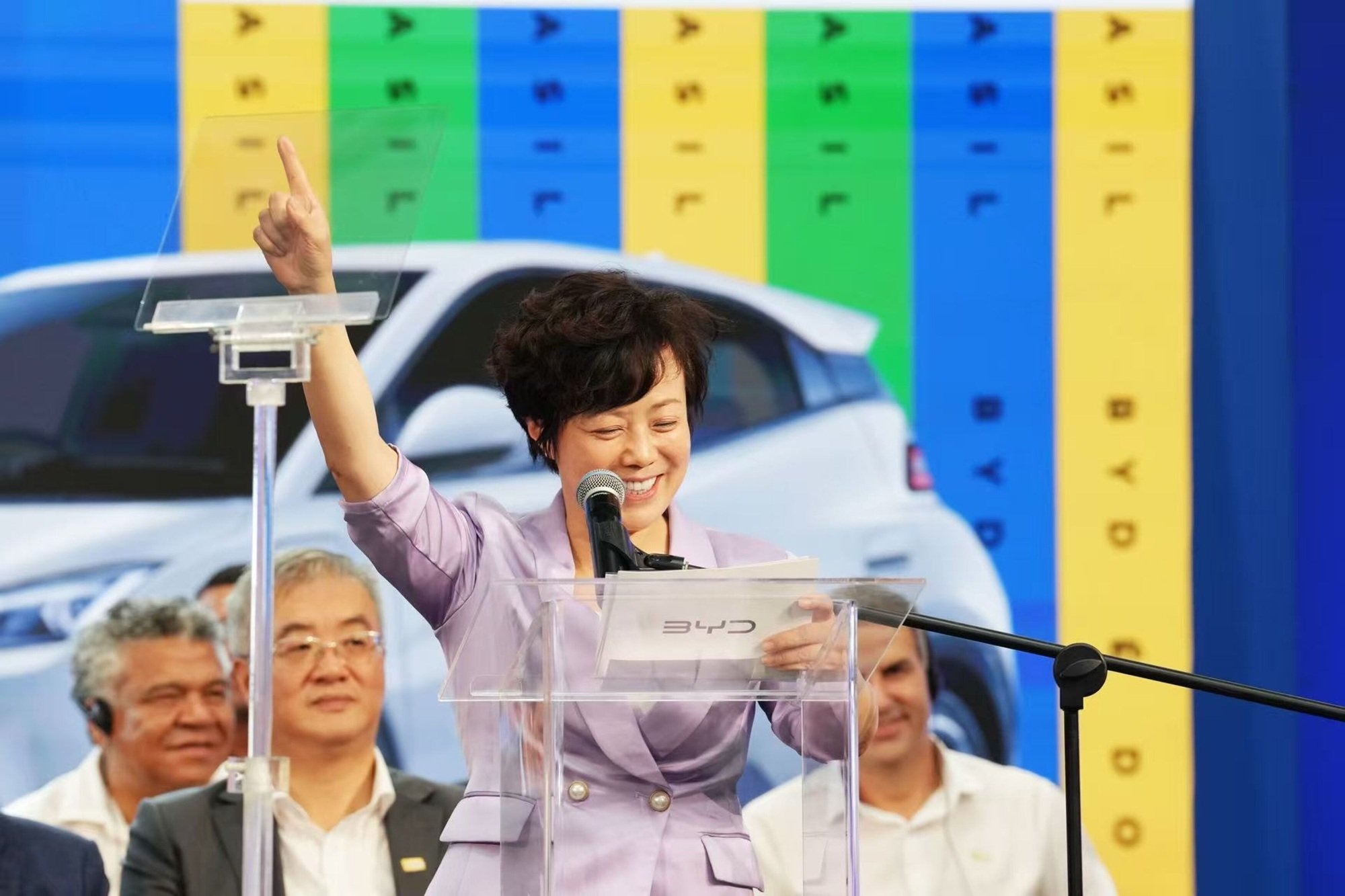 Stella Li, vicepresidenta ejecutiva de BYD y su directora general para América y Europa, ha apuntado en más de una ocasión que “si queremos triunfar en Europa, tenemos que fabricar aquí, aunque sea más caro”, frente a los costes en China... y por ahora les va muy bien en ventas con un crecimiento del 244% en la UE y del 280% en el conjunto del Viejo Continente