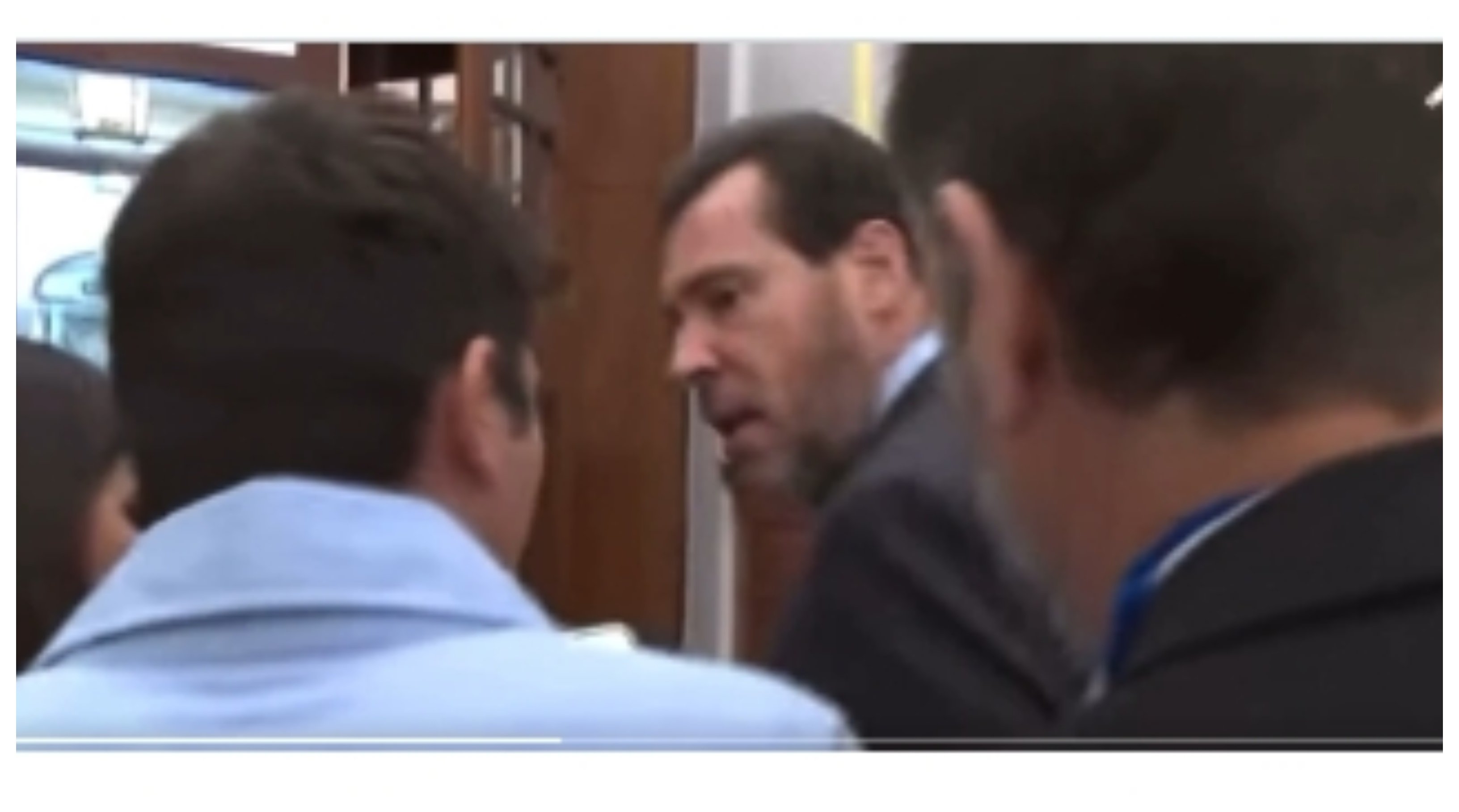 Vito Quiles le pregunta a Puente por la foto que publicó del metro de París... para criticar el metro de Madrid... y el ministro se enfada Vito Quiles le pregunta a Puente por la foto que publicó del metro de París... para criticar el metro de Madrid... y el ministro se enfada