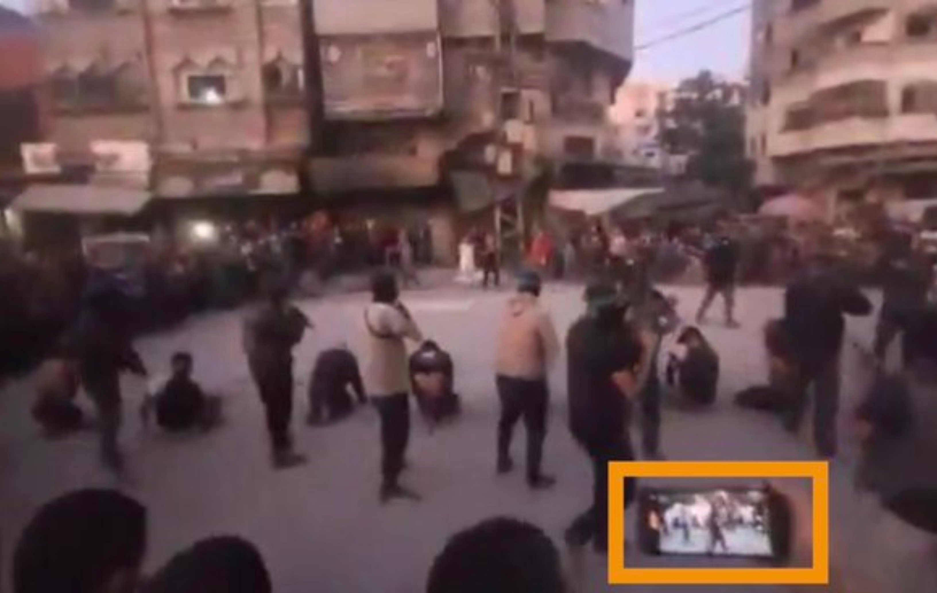 No he podido dejar de recordar esto; la ejecución, en plena calle, de los ‘colaboracionistas’ gazaríes del ejército hebreo, Palestinos eliminados por Hamas, el grupo miliciano-terrorista que impone su ley en la Franja