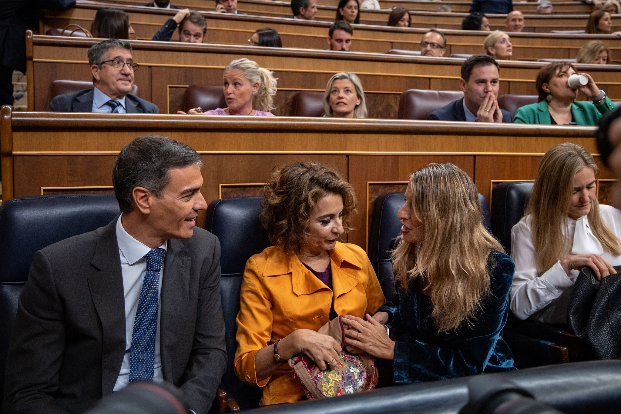 Mientras España mantiene la medalla de oro en desempleo, el Gobierno guarda silencio, y se focaliza en los objetivos de Elma y Yoli, subir cotizaciones y encarecer el despido, respectivamente Mientras España mantiene la medalla de oro en desempleo, el Gobierno guarda silencio, y se focaliza en los objetivos de Elma y Yoli, subir cotizaciones y encarecer el despido, respectivamente