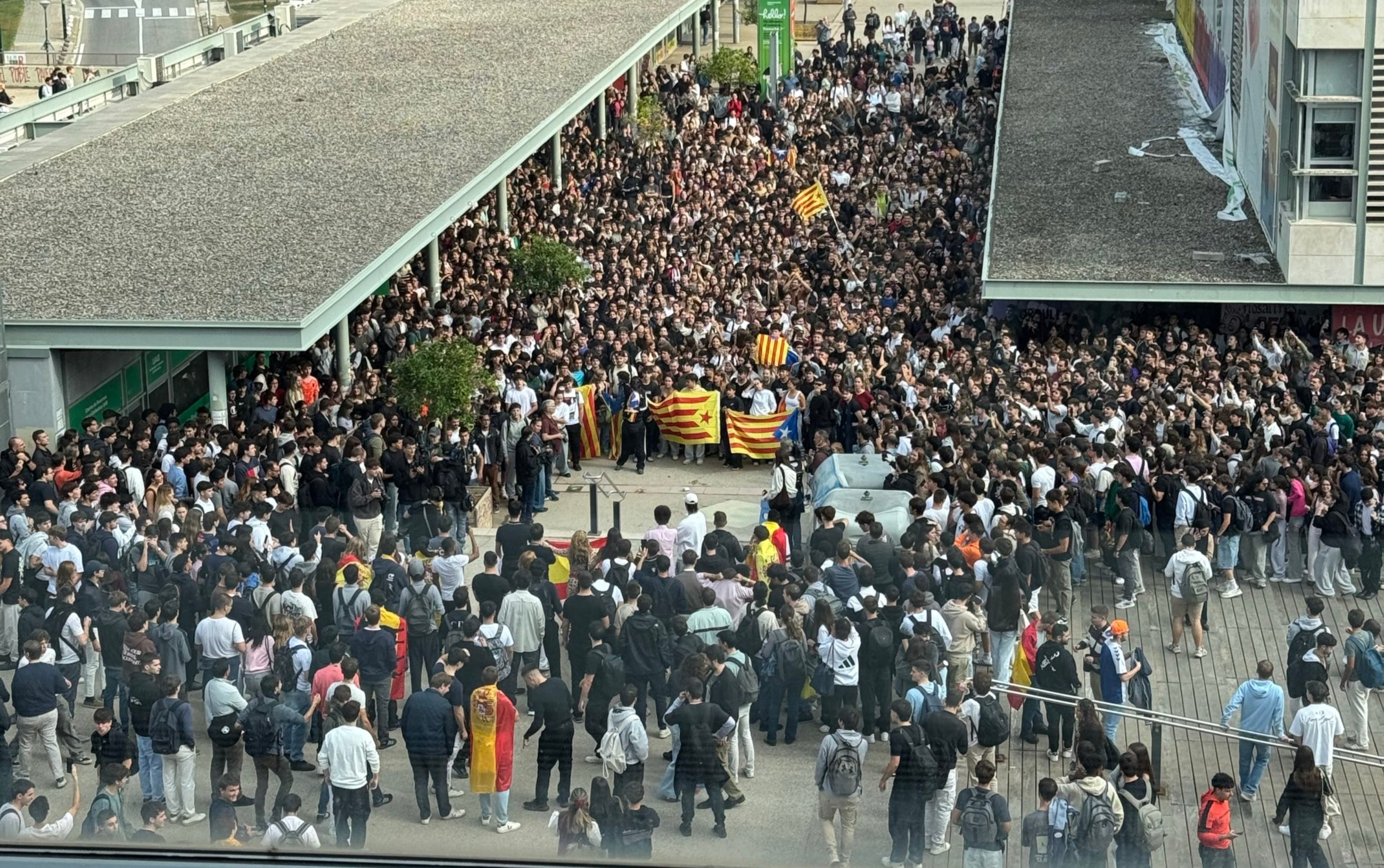 Independentistas radicales se han enfrentado a alumnos de la Universidad Autónoma de Barcelona, con motivo de la visita del periodista Vito Quiles Independentistas radicales se han enfrentado a alumnos de la Universidad Autónoma de Barcelona, con motivo de la visita del periodista Vito Quiles