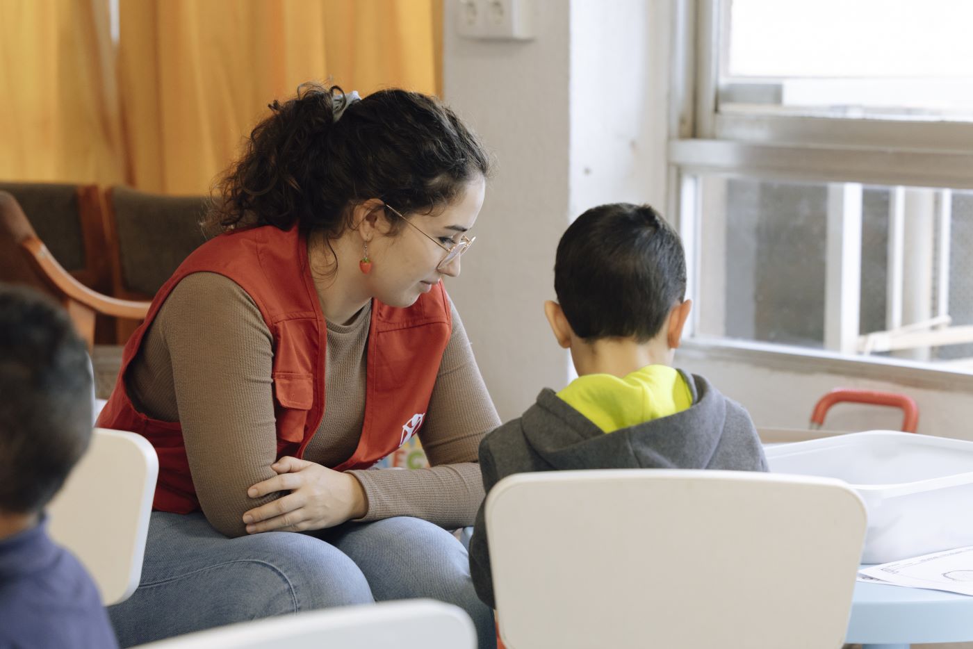 Educadora de CaixaProinfancia atendiendo a niños de la entidad Save The Children.  Nerea Coll Fundación Caixa