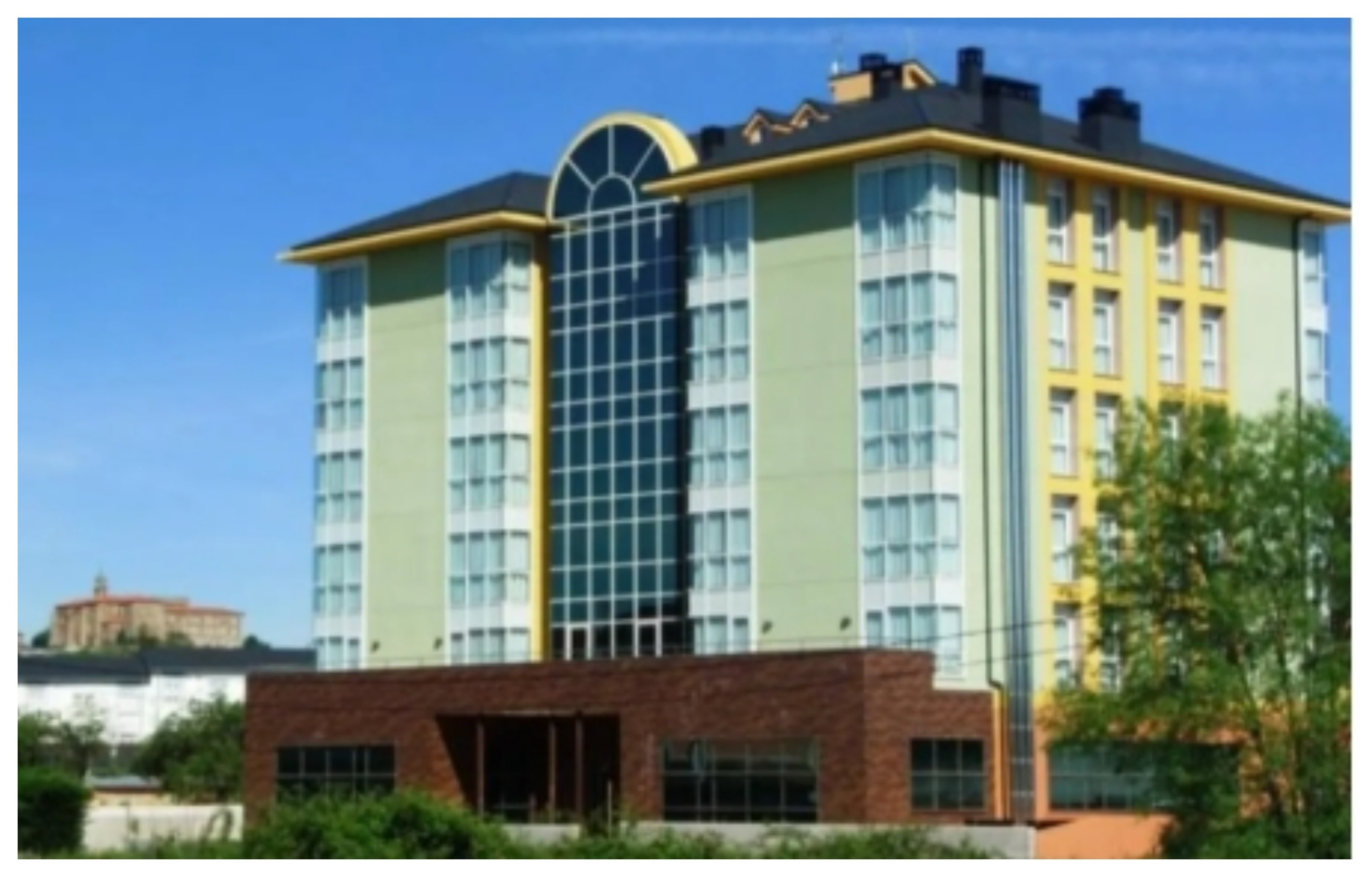 De centro para personas dependientes, a centro para menas: los vecinos de Monforte de Lemos denuncian la 'traición' del PP De centro para personas dependientes, a centro para menas: los vecinos de Monforte de Lemos denuncian la 'traición' del PP