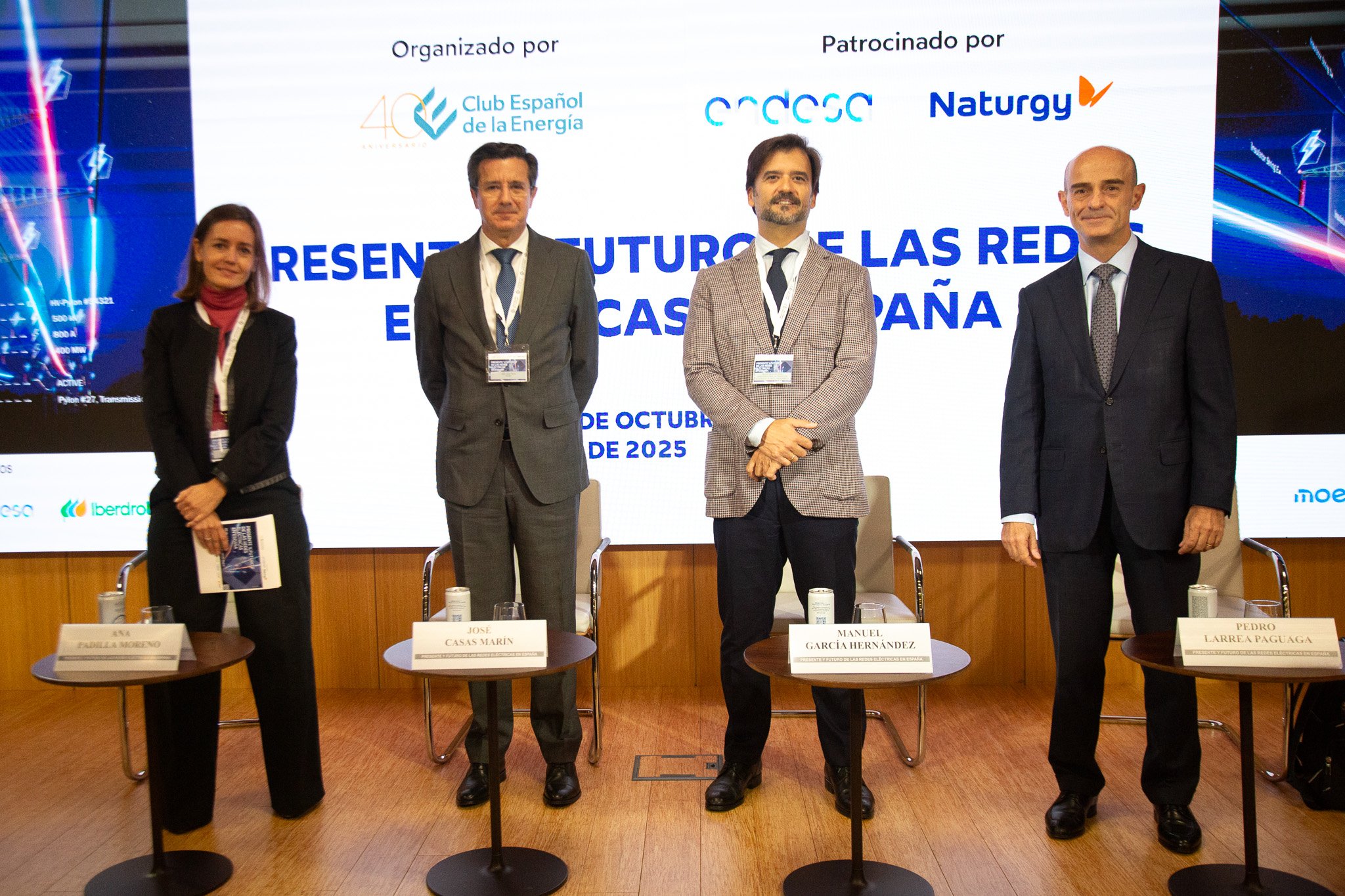José Casas (Endesa), Manuel García (Ministerio para la Transición Ecológica) y Pedro Larrea (Naturgy) han participado en la jornada sobre redes eléctricas del Club Español de la Energía José Casas (Endesa), Manuel García (Ministerio para la Transición Ecológica) y Pedro Larrea (Naturgy) han participado en la jornada sobre redes eléctricas del Club Español de la Energía
