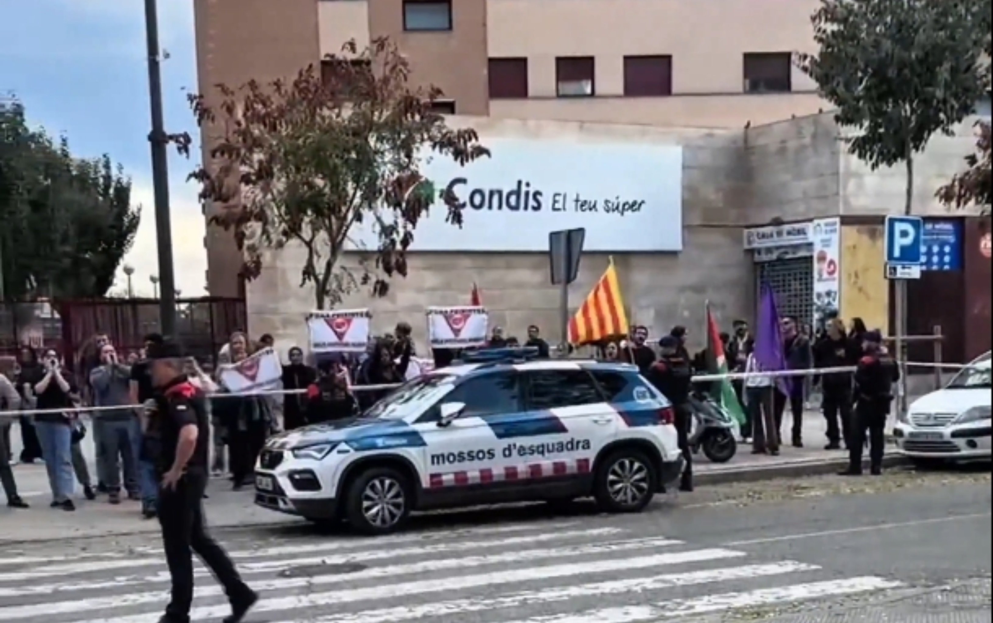 Un grupo de manifestantes, convocados por las juventudes de la CUP y acompañados de menas e islamistas, atacan con piedras a diputados, concejales y simpatizantes de Vox, en Sabadell Un grupo de manifestantes, convocados por las juventudes de la CUP y acompañados de menas e islamistas, atacan con piedras a diputados, concejales y simpatizantes de Vox, en Sabadell