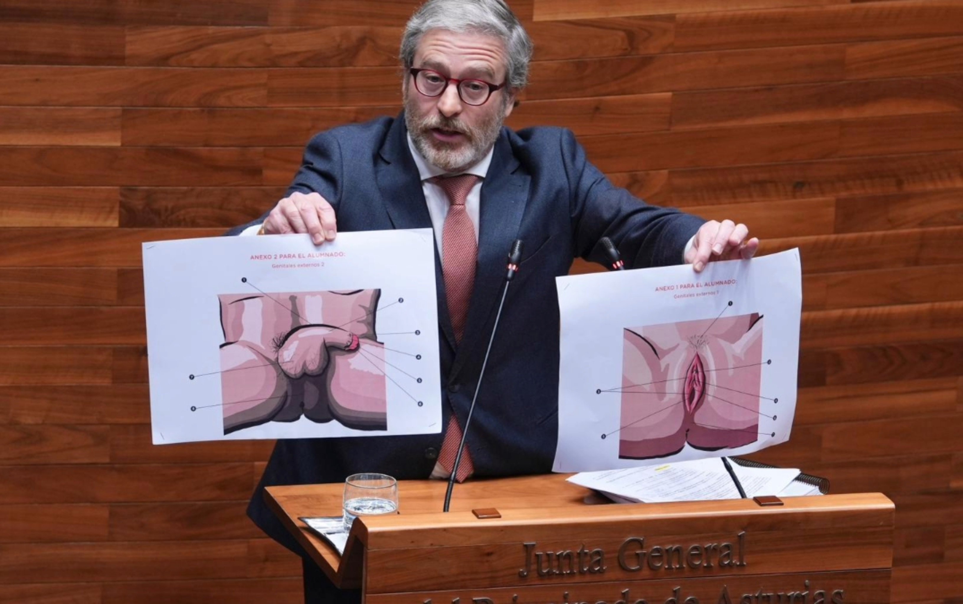 El diputado de Vox en la Junta General, Javier Jové, ha denunciado la deriva ideológica de la enseñanza pública asturiana, impulsada por “un Gobierno más preocupado por adoctrinar que por educar”